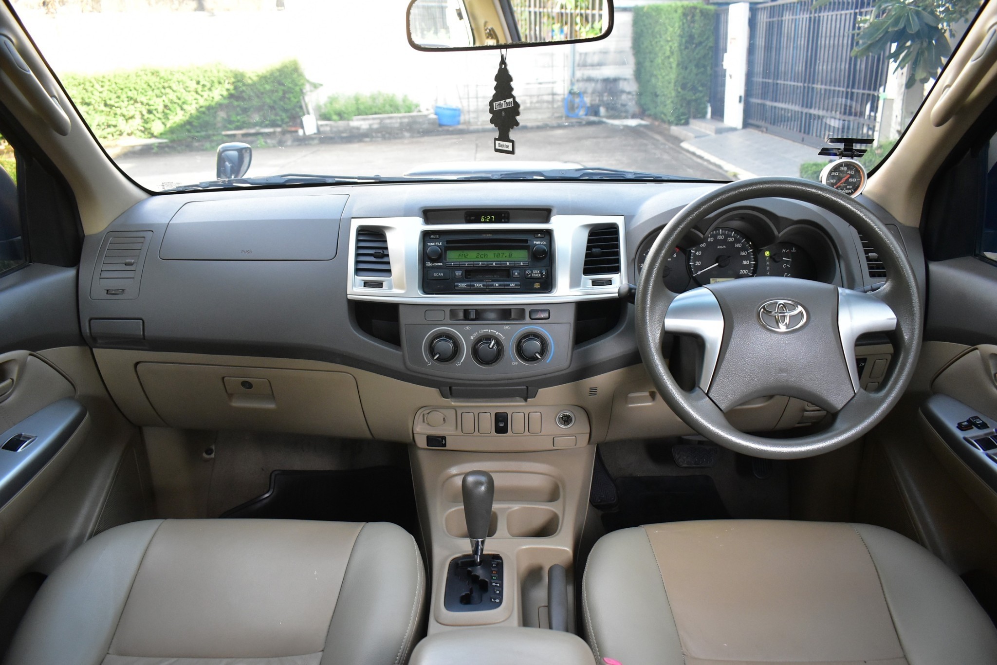 Toyota Hilux Vigo Champ 2.5E Prerunner 4ประตู ปี 2012 : สีดำ : ออโต้ : ดีเซล : ไมล์ 85,xxx km.