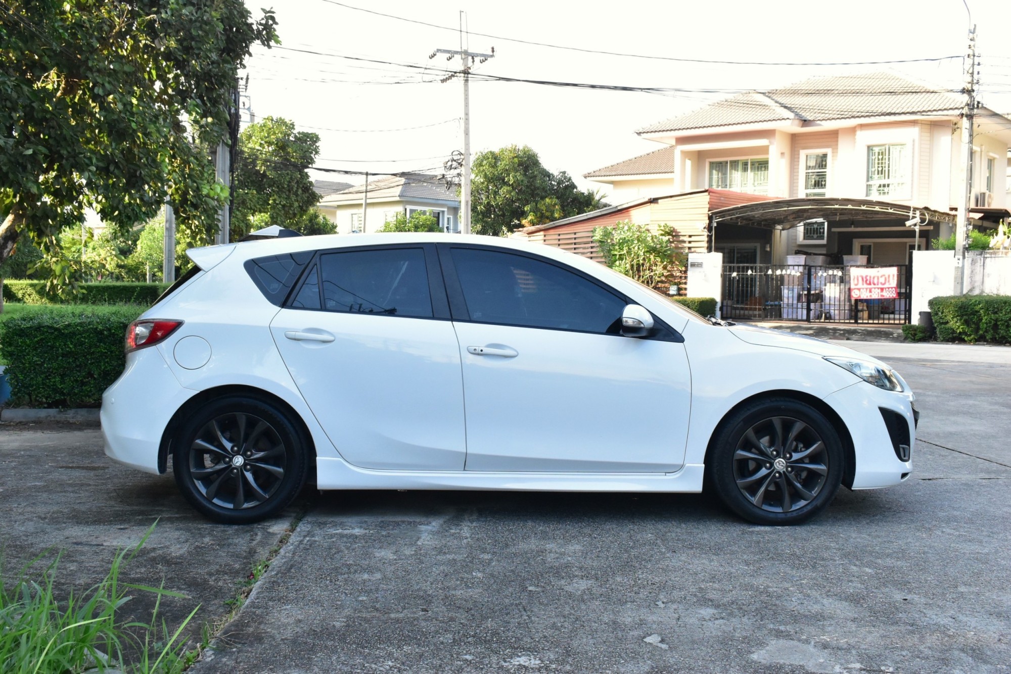 Mazda3 2.0BL ตัวTop hatchback Sunroof เครื่อง: เบนซิน เกียร์: ออโต้ สี: ขาว ปี: 2013 ไมล์: 1xx,xxx Km.