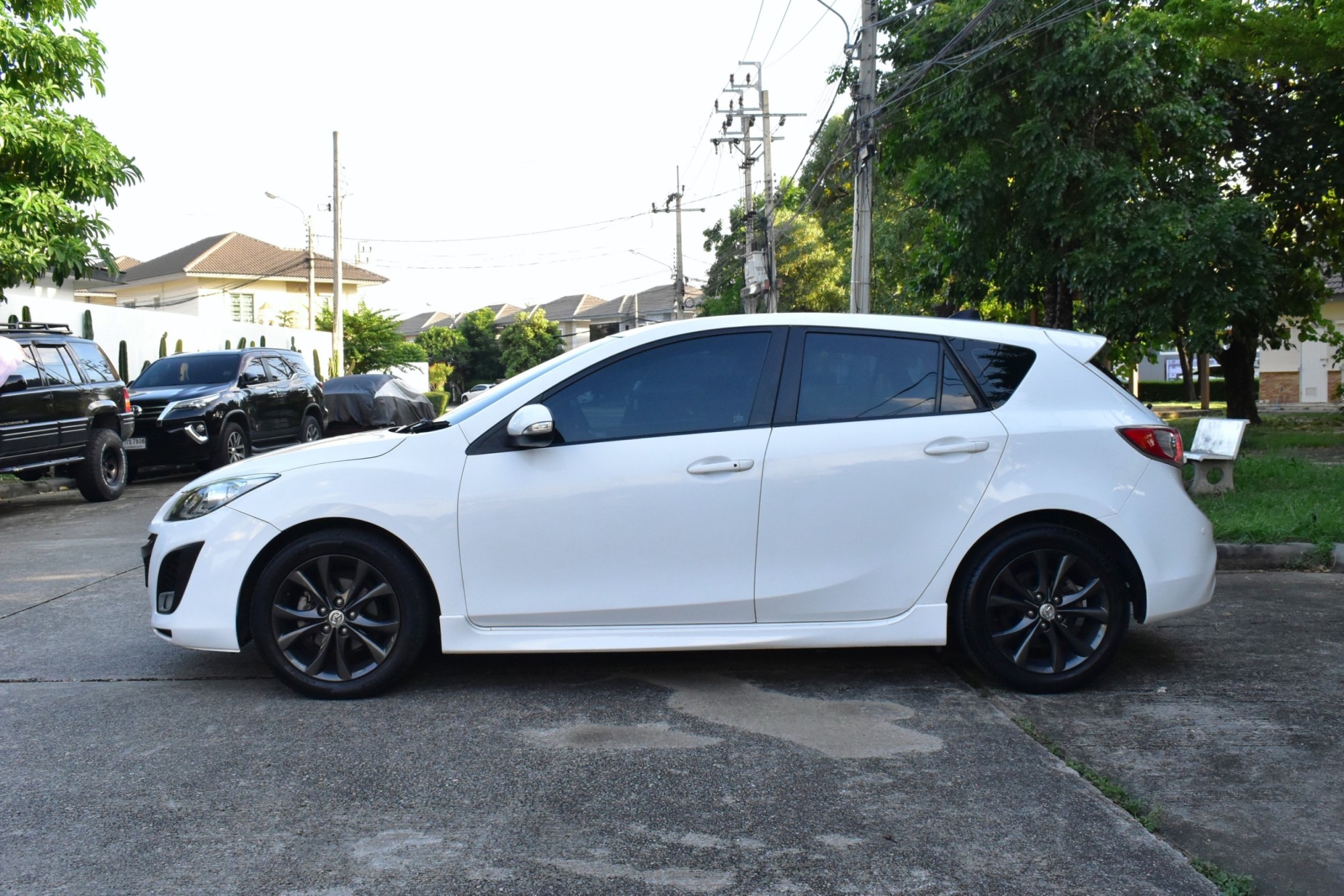 Mazda3 2.0BL ตัวTop hatchback Sunroof เครื่อง: เบนซิน เกียร์: ออโต้ สี: ขาว ปี: 2013 ไมล์: 1xx,xxx Km.