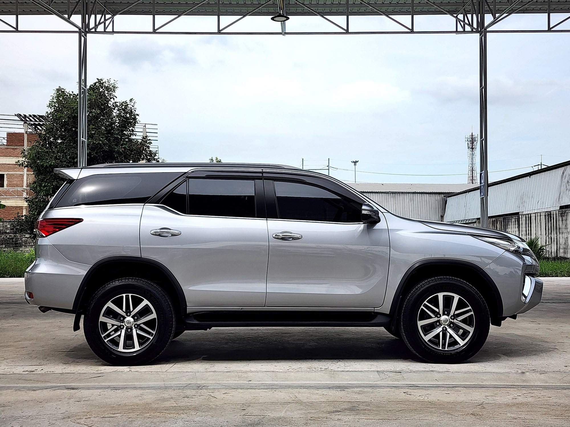 TOYOTA Fortuner 2.4V. ปี 2015 auto ไมล์ 69,000 กม. ฟรีดาวน์ พร้อมขับ