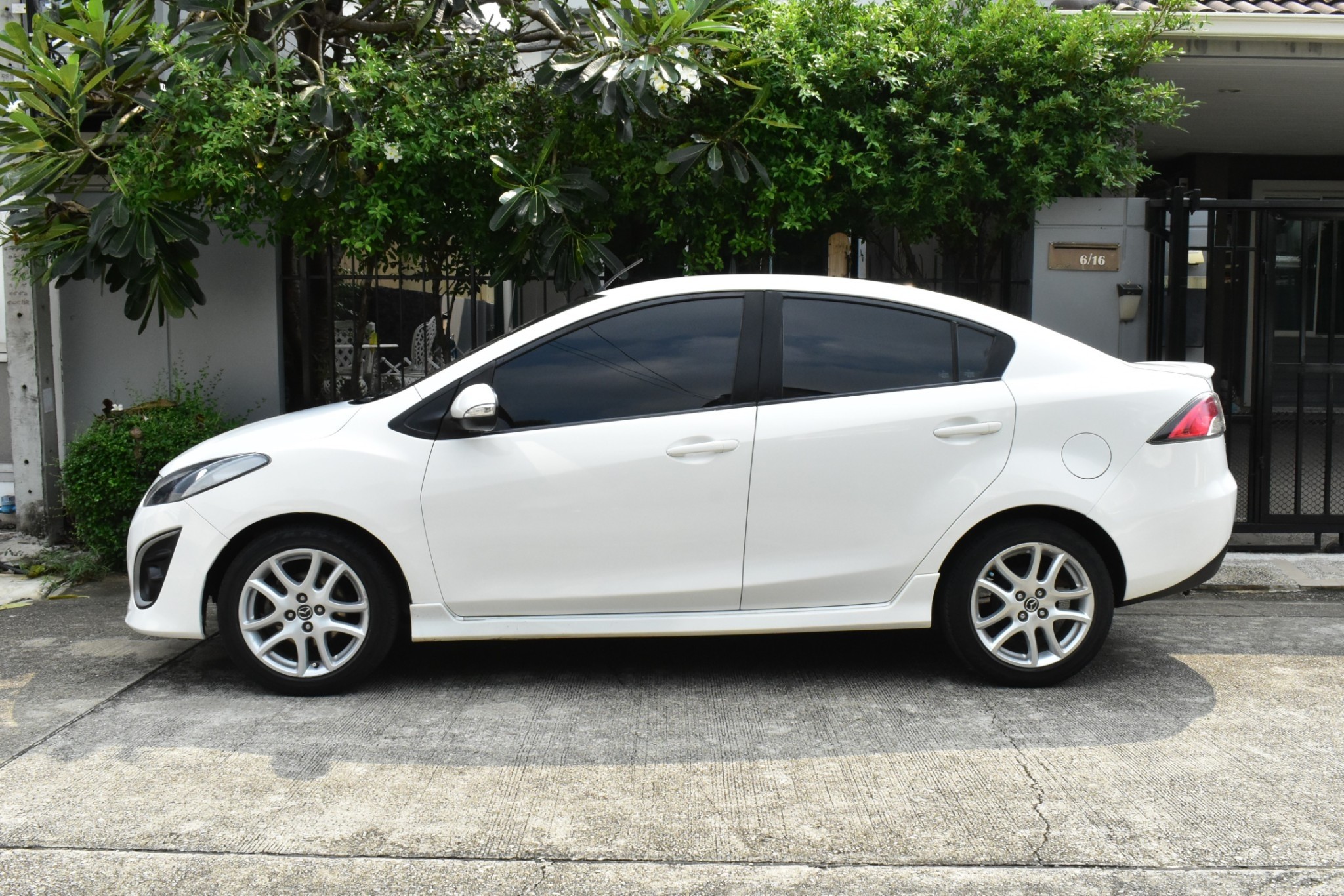 Mazda 2 1.5 Spirit ปี 2012 สีขาว ออโต้ เบนซิน ไมล์ 9x,xxx km