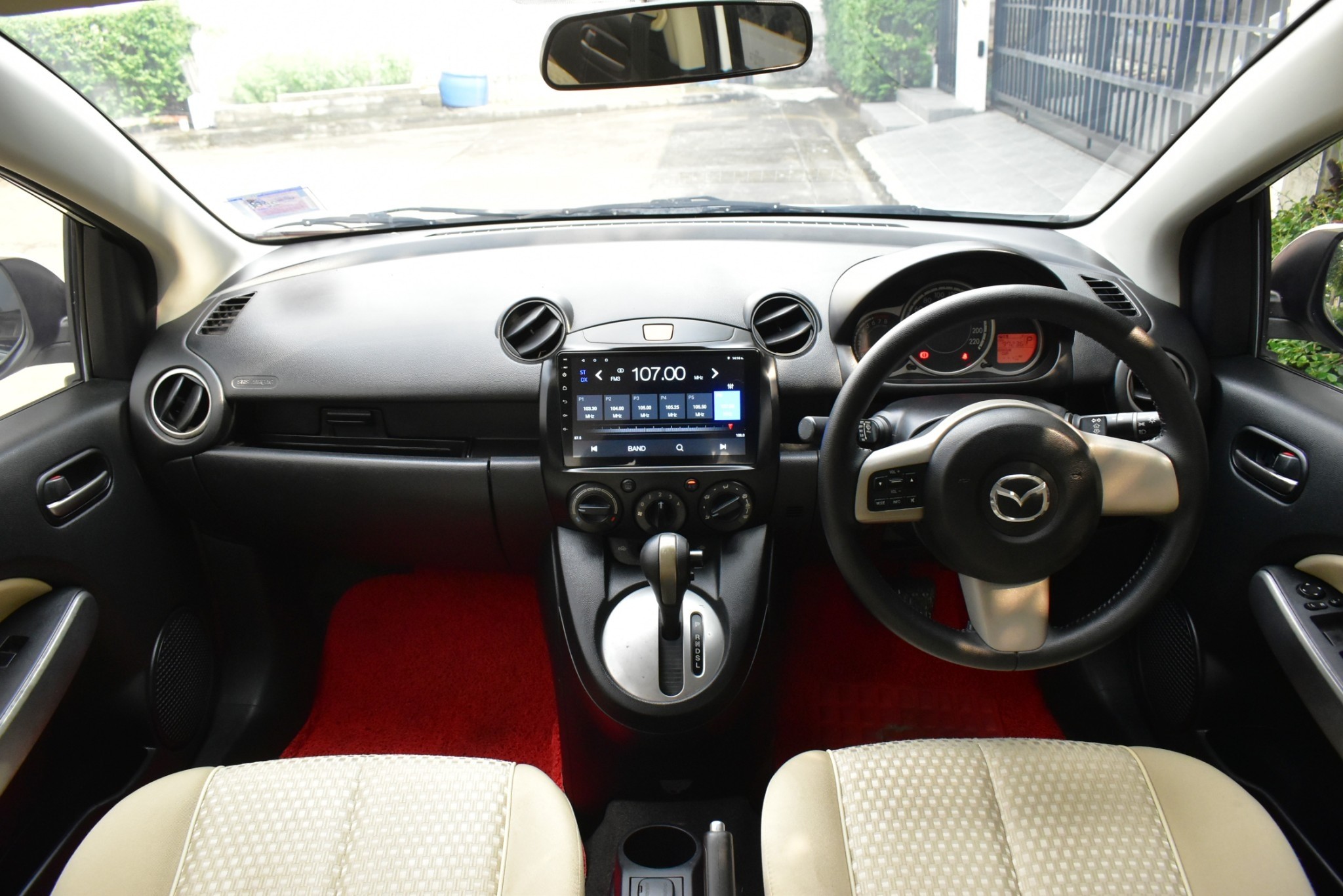 Mazda 2 1.5 Spirit ปี 2012 สีขาว ออโต้ เบนซิน ไมล์ 9x,xxx km