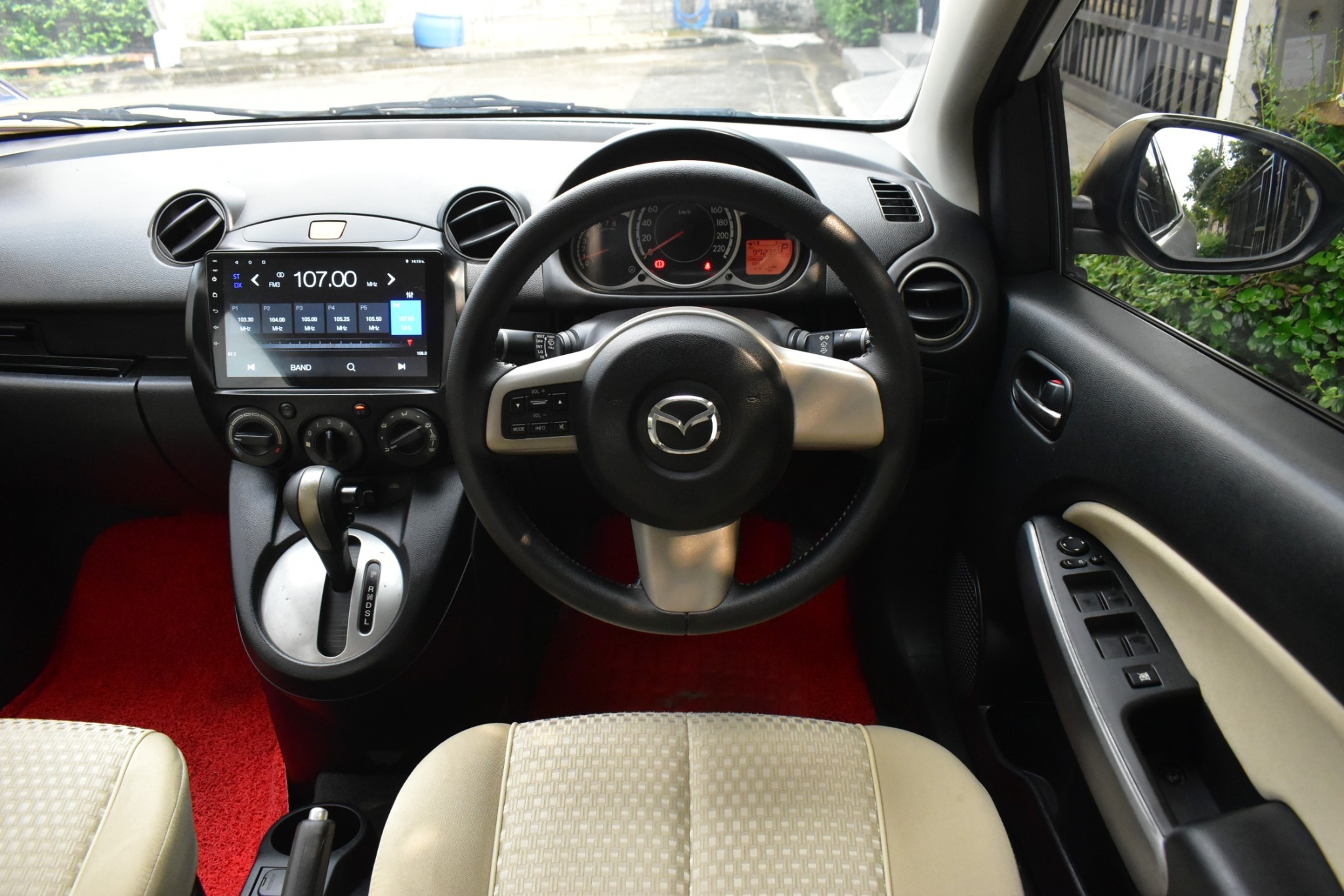 Mazda 2 1.5 Spirit ปี 2012 สีขาว ออโต้ เบนซิน ไมล์ 9x,xxx km