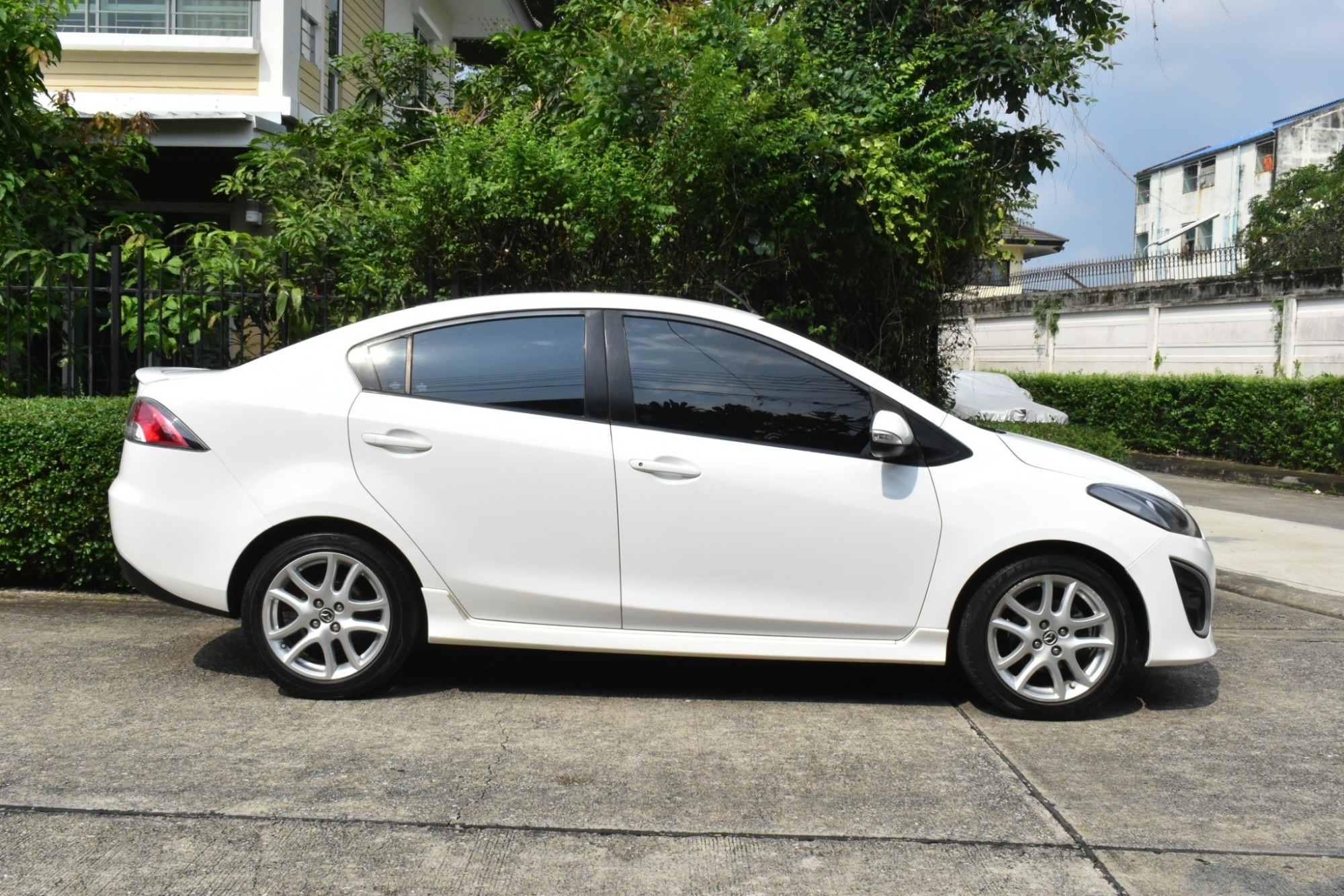 Mazda 2 1.5 Spirit ปี 2012 สีขาว ออโต้ เบนซิน ไมล์ 9x,xxx km