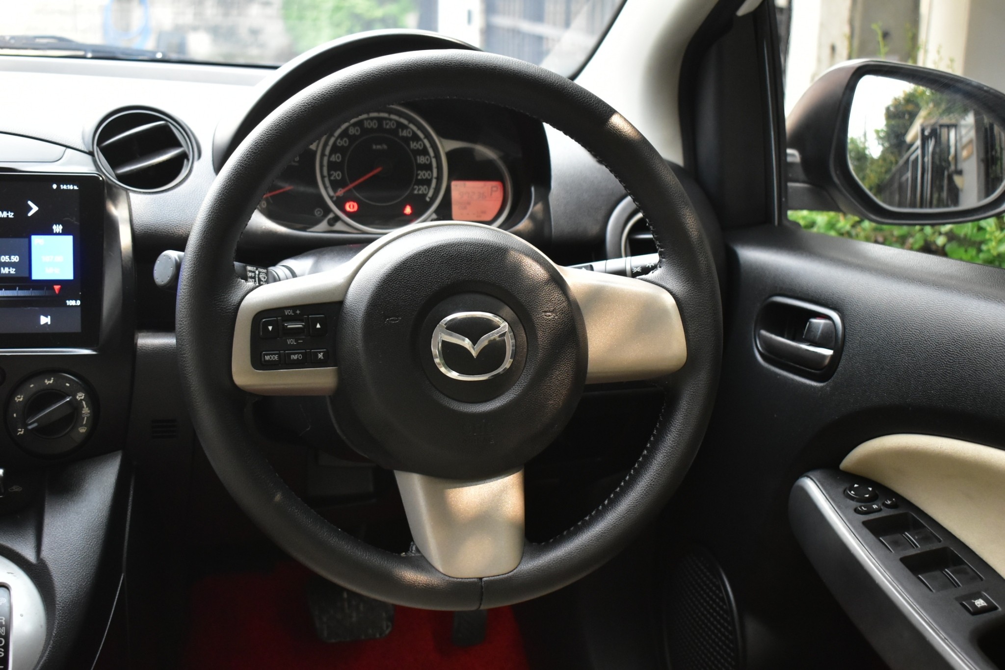 Mazda 2 1.5 Spirit ปี 2012 สีขาว ออโต้ เบนซิน ไมล์ 9x,xxx km