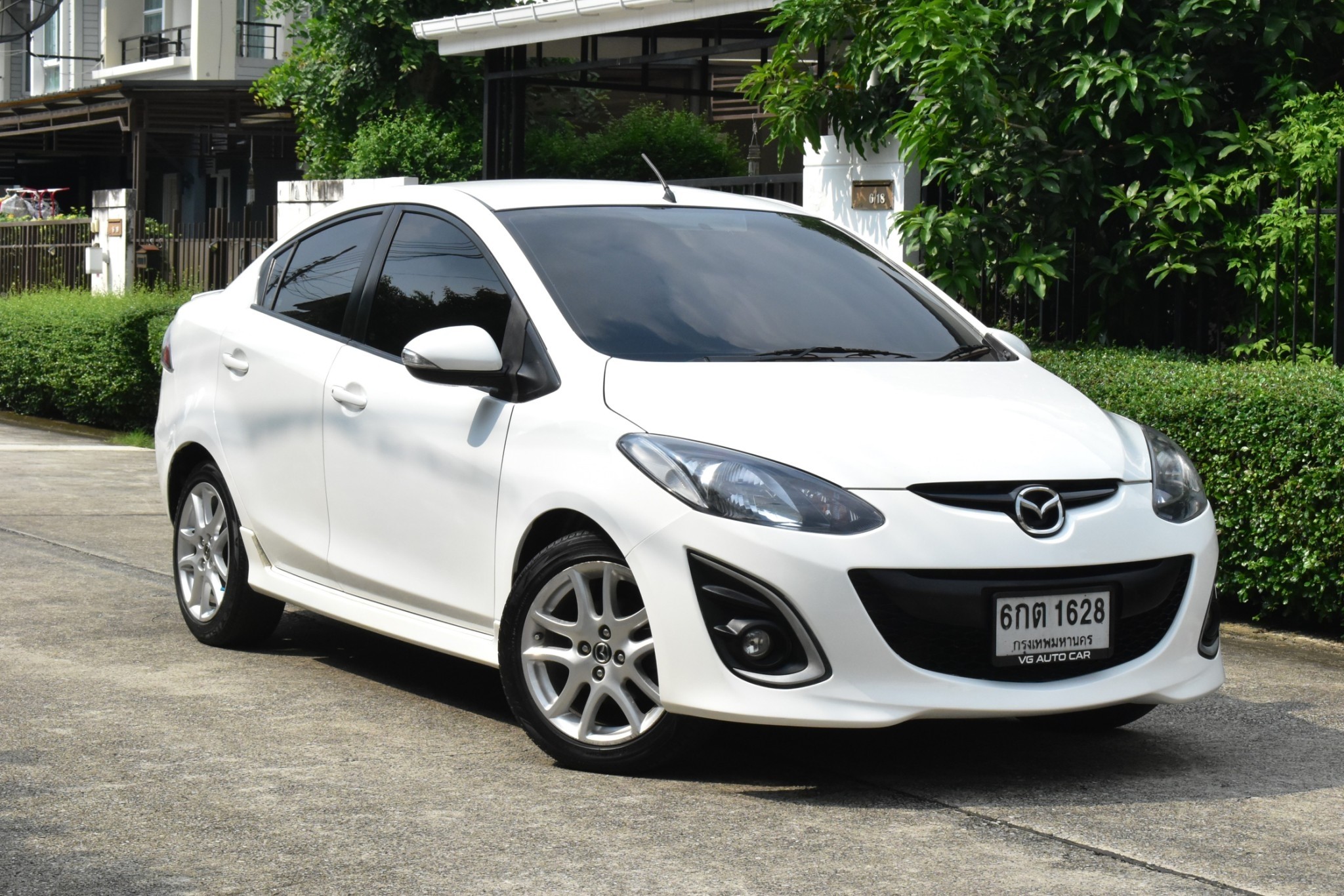 Mazda 2 1.5 Spirit ปี 2012 สีขาว ออโต้ เบนซิน ไมล์ 9x,xxx km