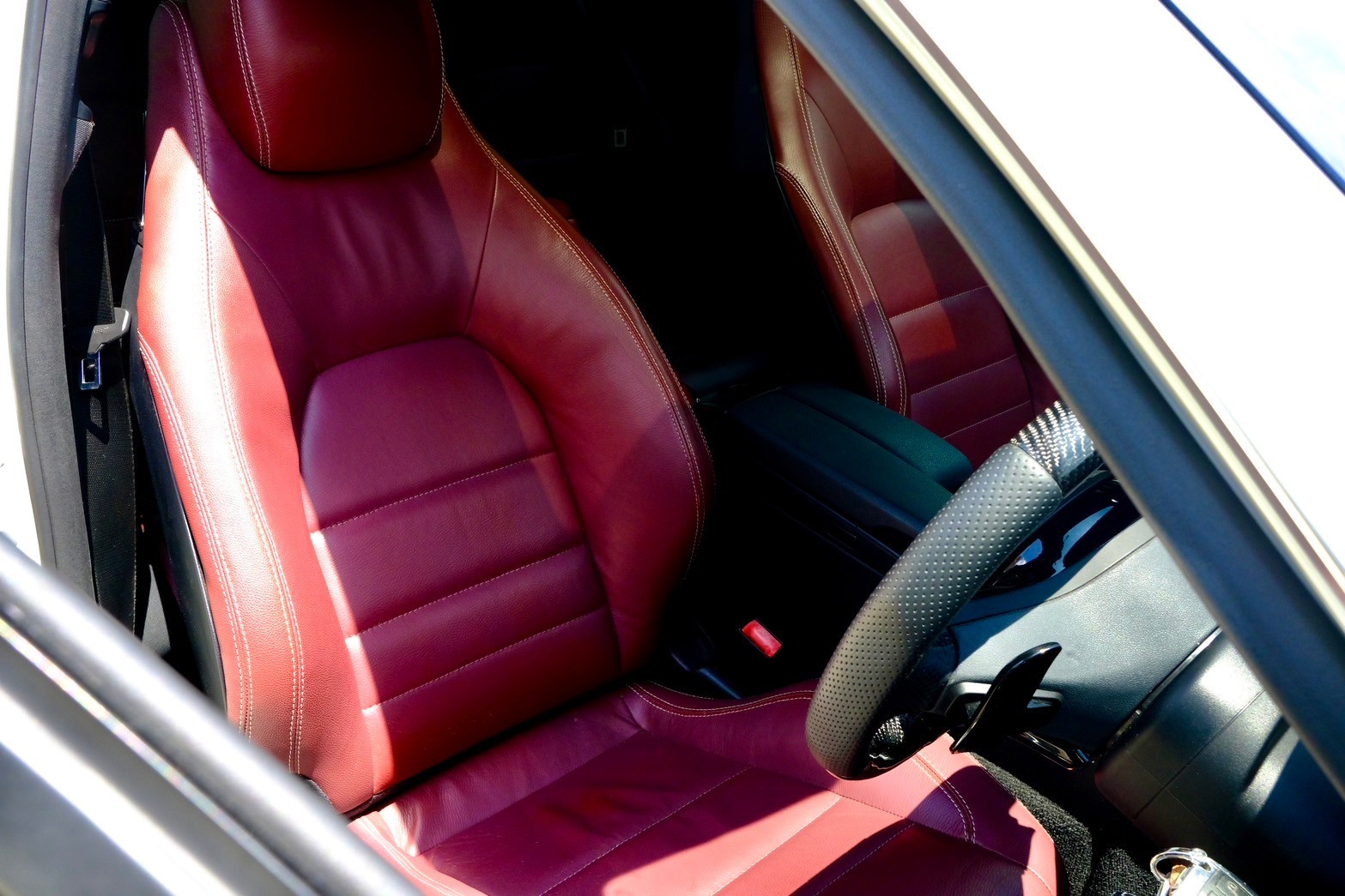 Benz c180 CGI COUPE (Top Sunroof) เครื่องยนต์: เบนซิน เกียร์:AT ปี: 2012 สี: ขาว