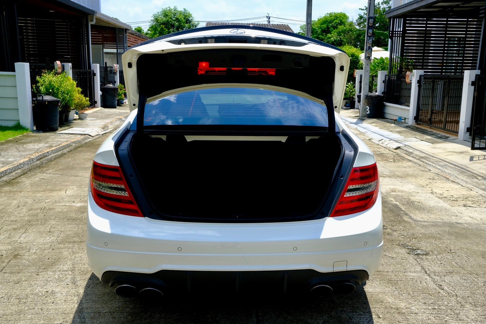 Benz c180 CGI COUPE (Top Sunroof) เครื่องยนต์: เบนซิน เกียร์:AT ปี: 2012 สี: ขาว