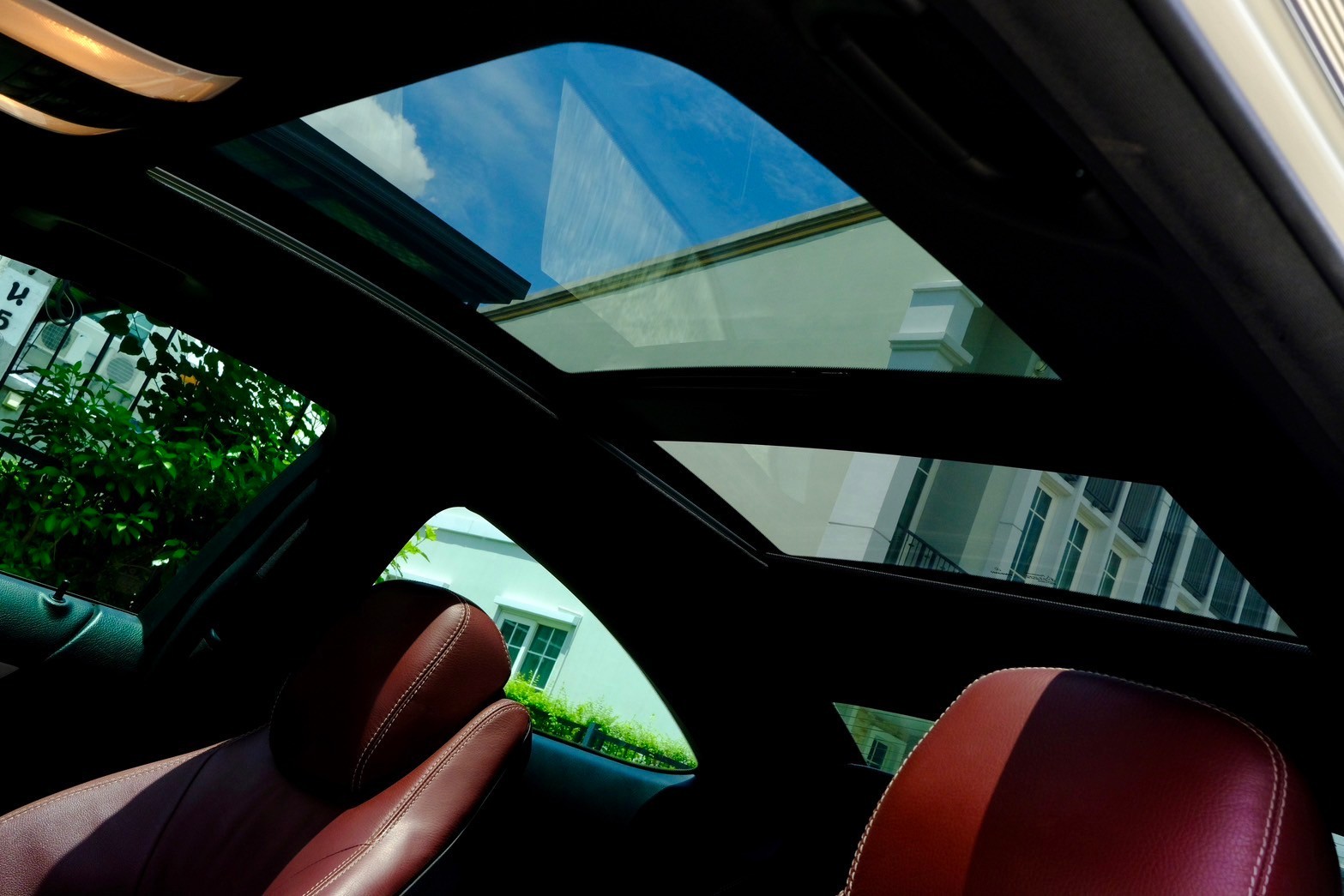 Benz c180 CGI COUPE (Top Sunroof) เครื่องยนต์: เบนซิน เกียร์:AT ปี: 2012 สี: ขาว