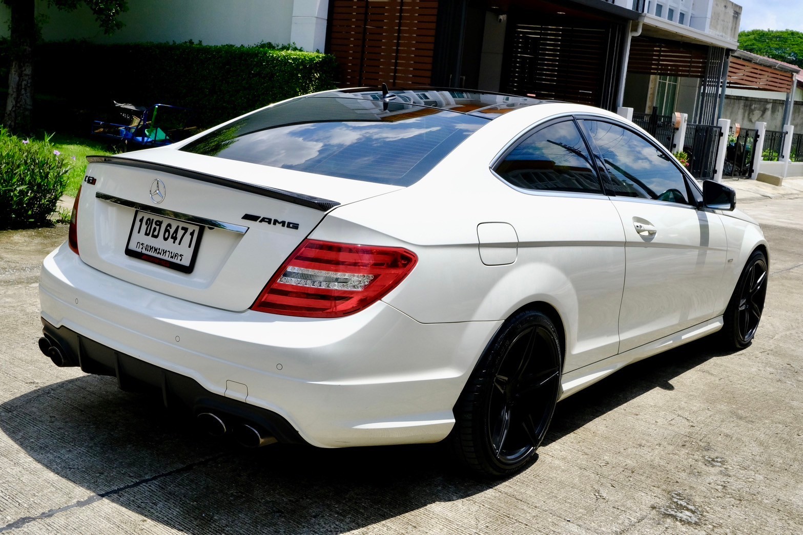 Benz c180 CGI COUPE (Top Sunroof) เครื่องยนต์: เบนซิน เกียร์:AT ปี: 2012 สี: ขาว