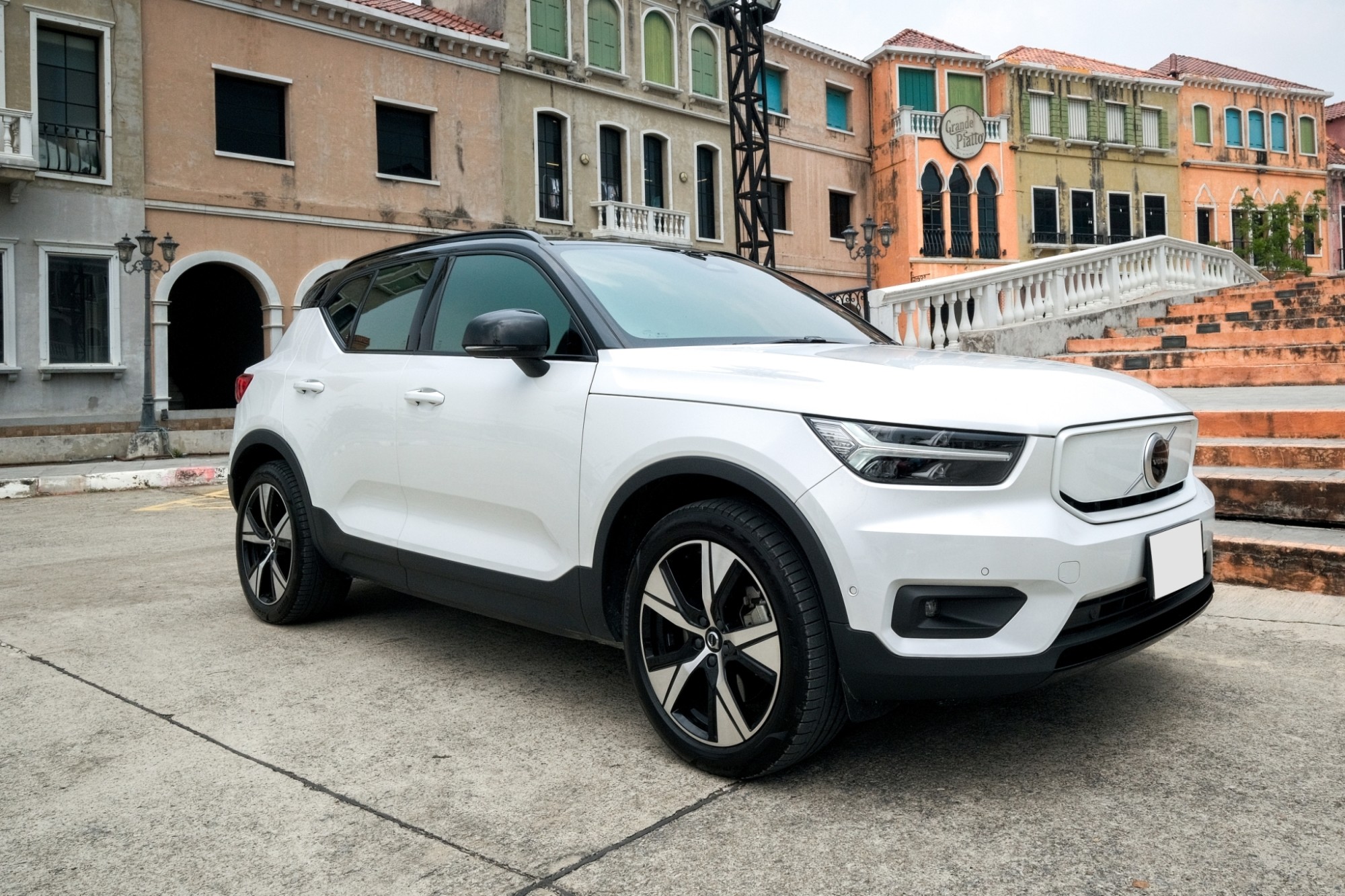 2022 Volvo XC40 สีขาว