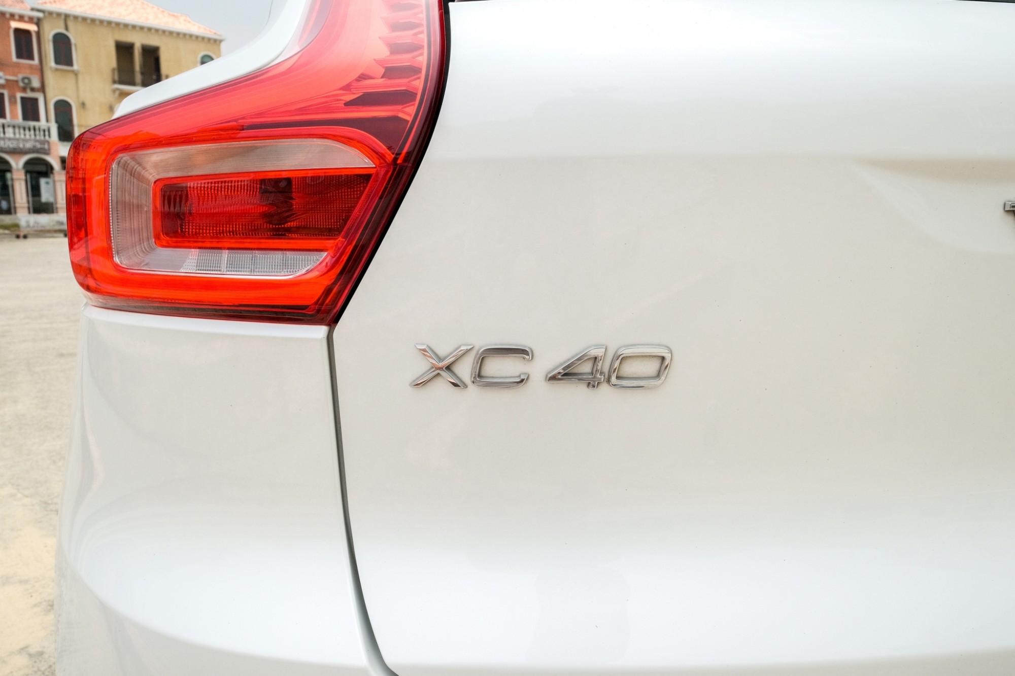 2022 Volvo XC40 สีขาว