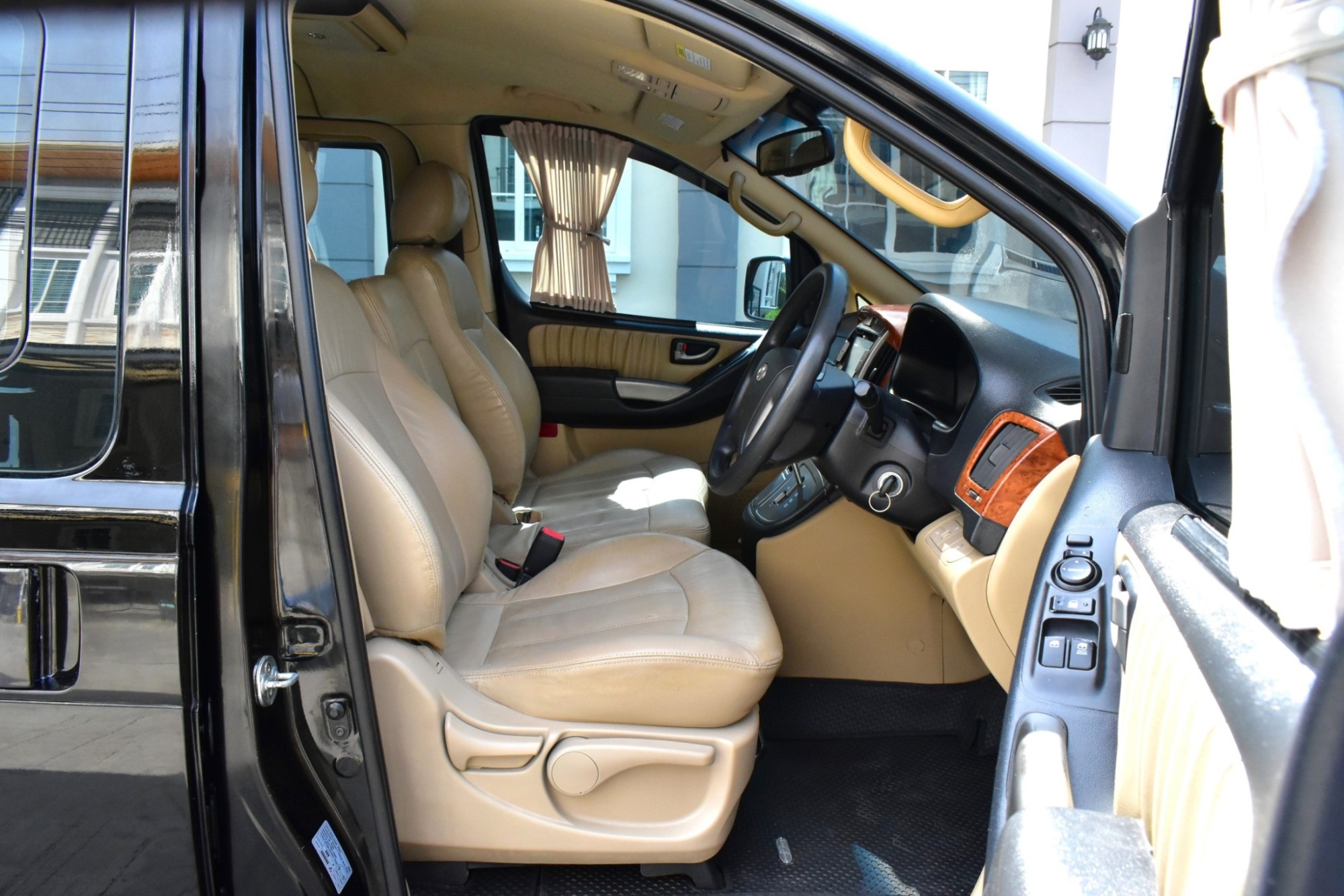 Hyundai H1 2.5 Deluxe เครื่องยนต์: ดีเซล เกียร์: ออโต้ ปี : 2015