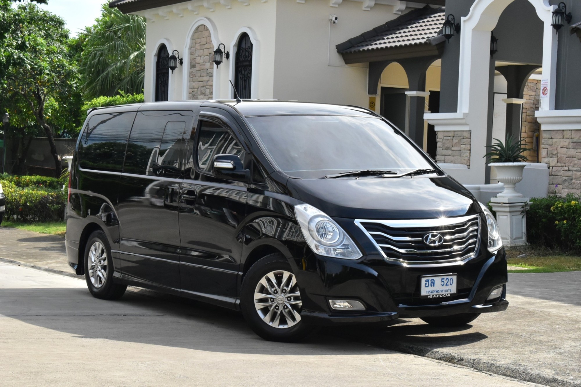 Hyundai H1 2.5 Deluxe เครื่องยนต์: ดีเซล เกียร์: ออโต้ ปี : 2015