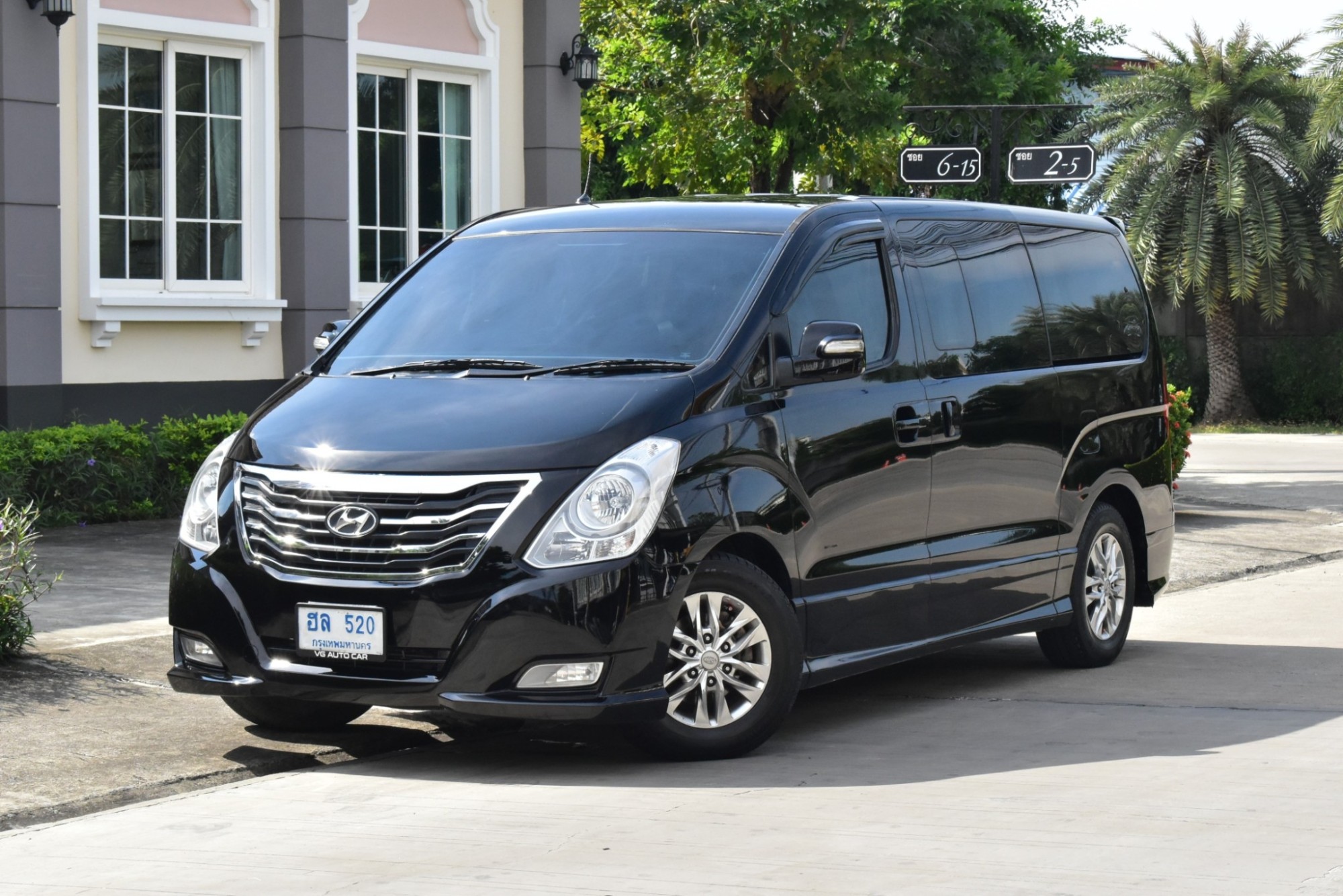 Hyundai H1 2.5 Deluxe เครื่องยนต์: ดีเซล เกียร์: ออโต้ ปี : 2015