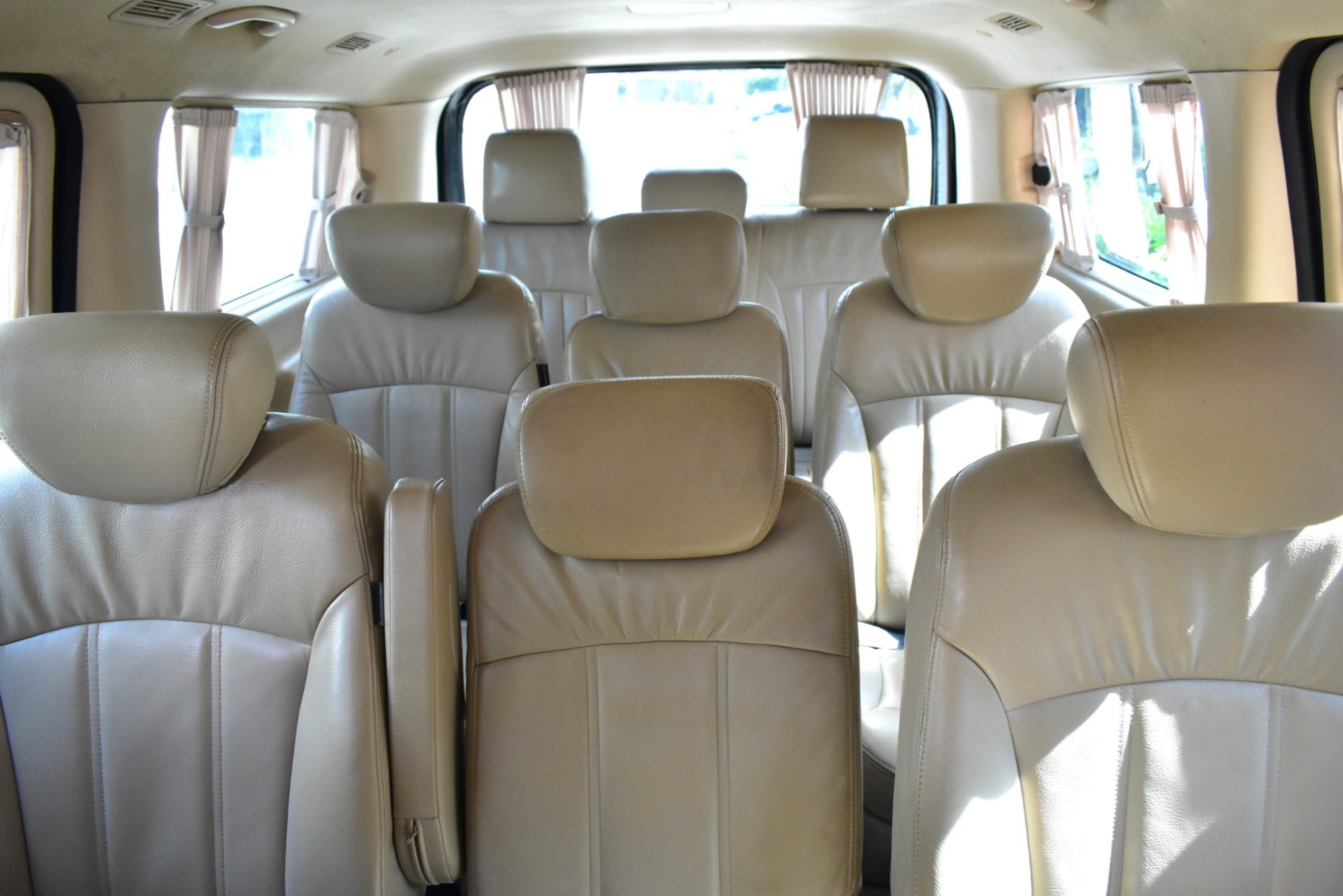 Hyundai H1 2.5 Deluxe เครื่องยนต์: ดีเซล เกียร์: ออโต้ ปี : 2015