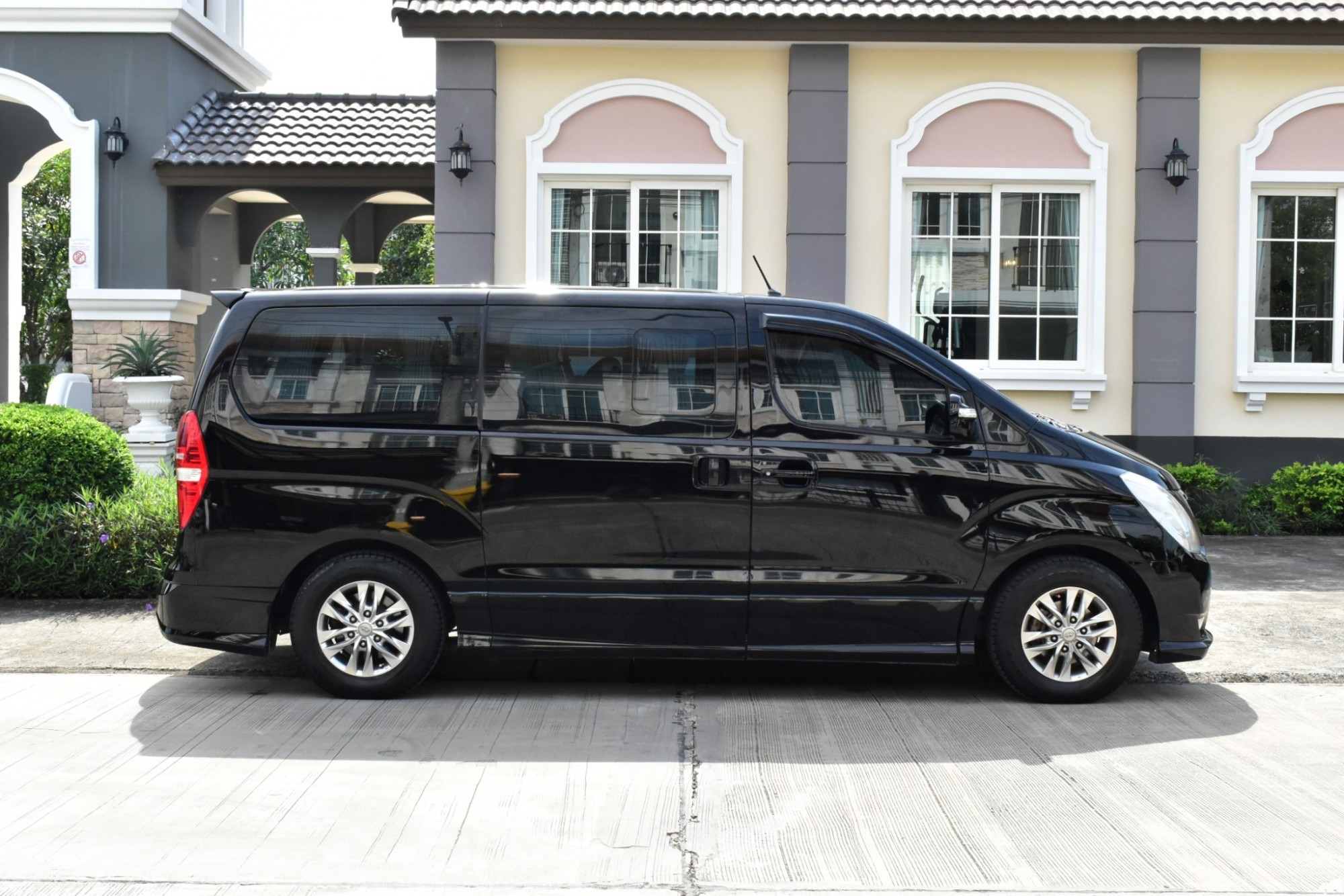 Hyundai H1 2.5 Deluxe เครื่องยนต์: ดีเซล เกียร์: ออโต้ ปี : 2015