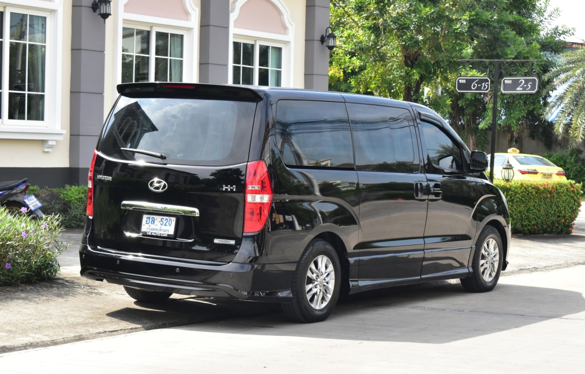 Hyundai H1 2.5 Deluxe เครื่องยนต์: ดีเซล เกียร์: ออโต้ ปี : 2015