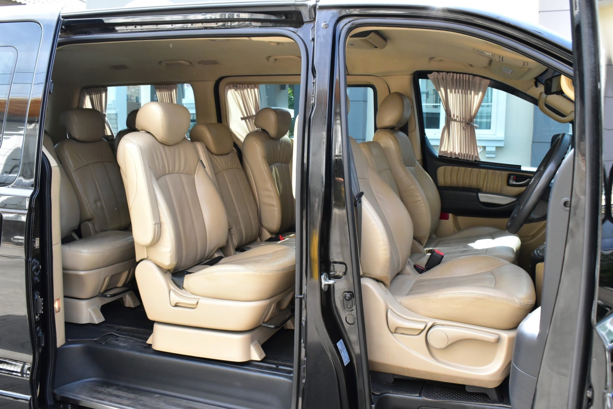 Hyundai H1 2.5 Deluxe เครื่องยนต์: ดีเซล เกียร์: ออโต้ ปี : 2015