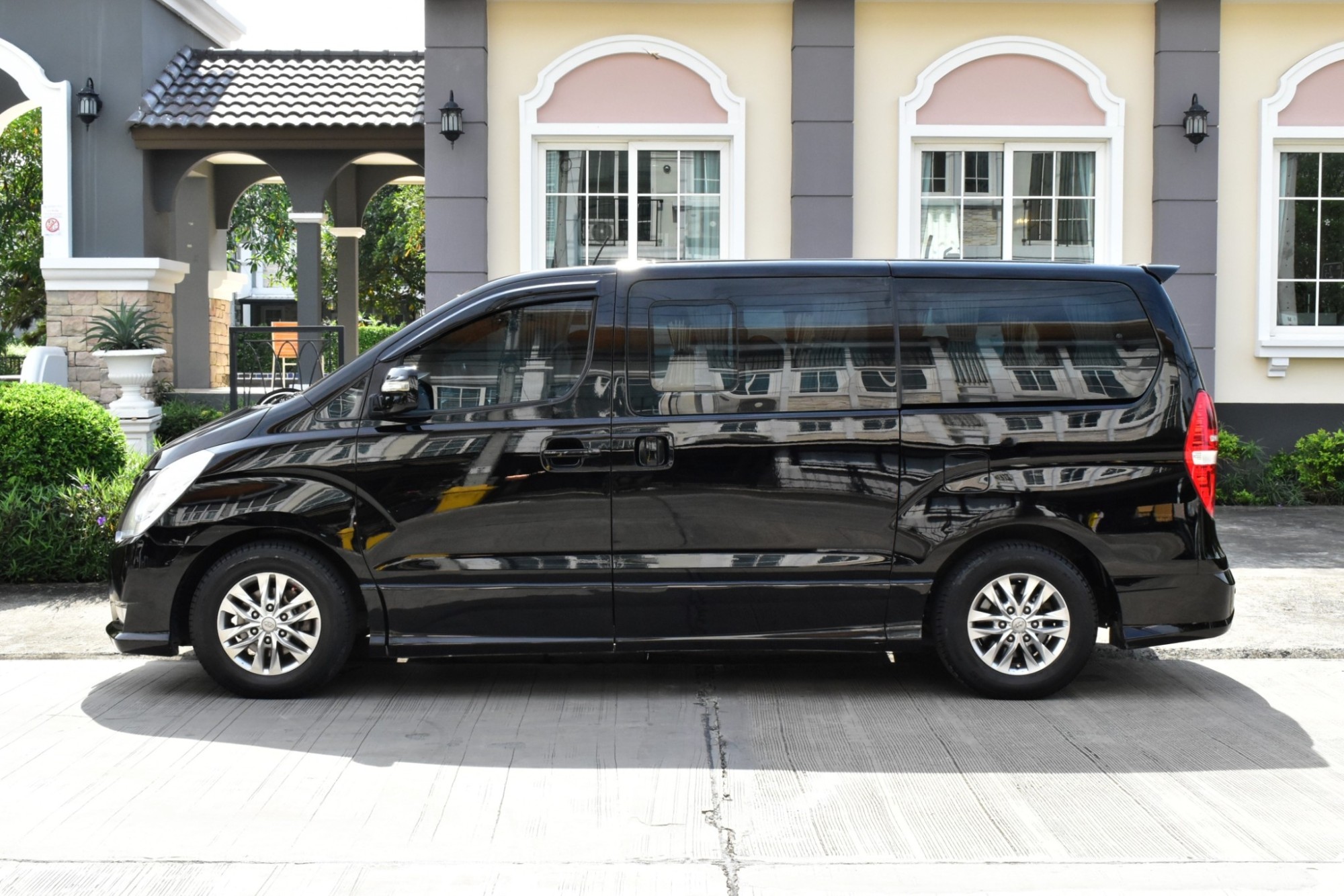 Hyundai H1 2.5 Deluxe เครื่องยนต์: ดีเซล เกียร์: ออโต้ ปี : 2015