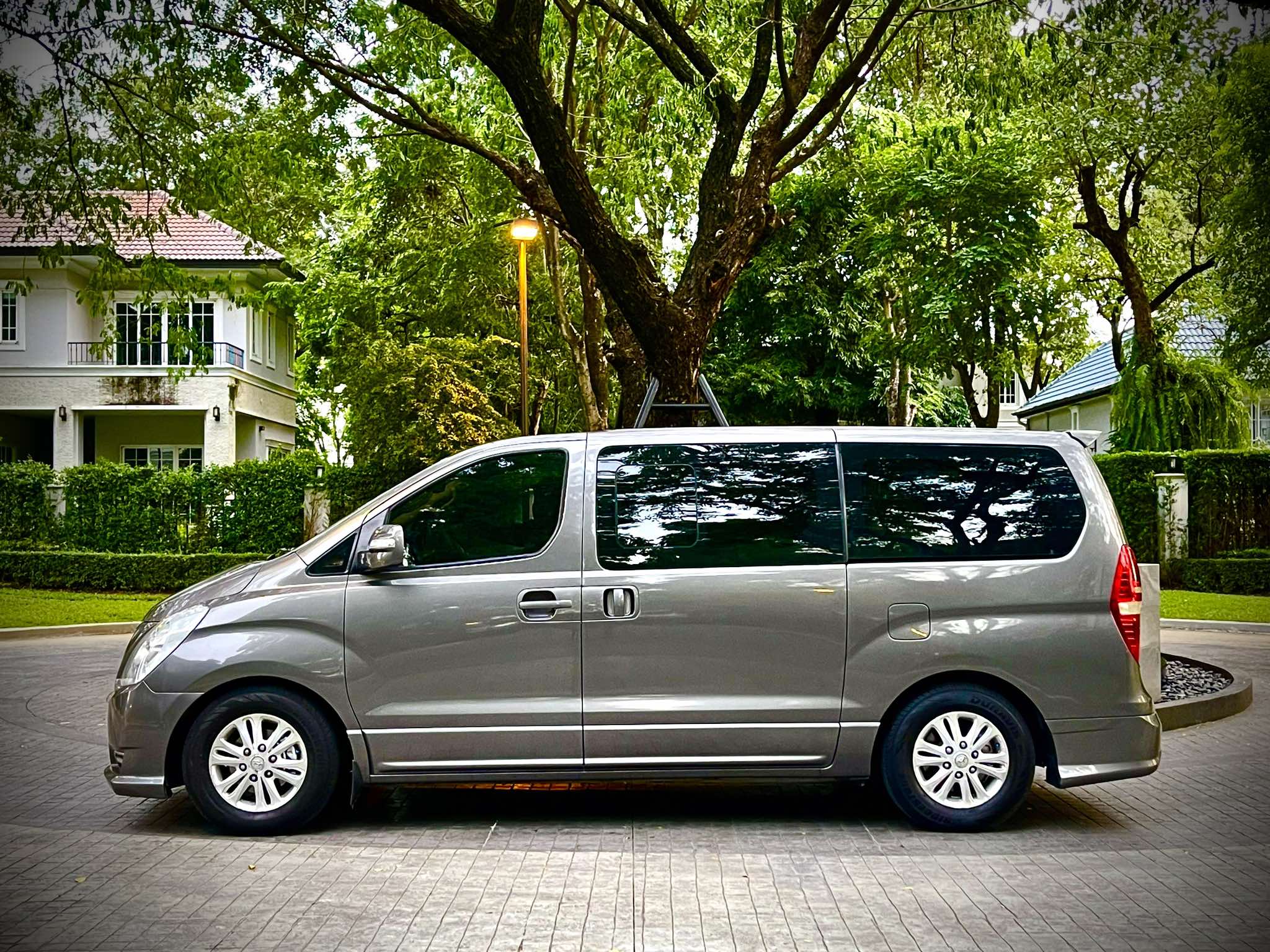 Hyundai H1 Deluxe เครื่องรุ่นใหม่แล้วคะ ไมล์น้อย ไมล์แท้ สภาพแบบหยุดชะงักจริงๆ