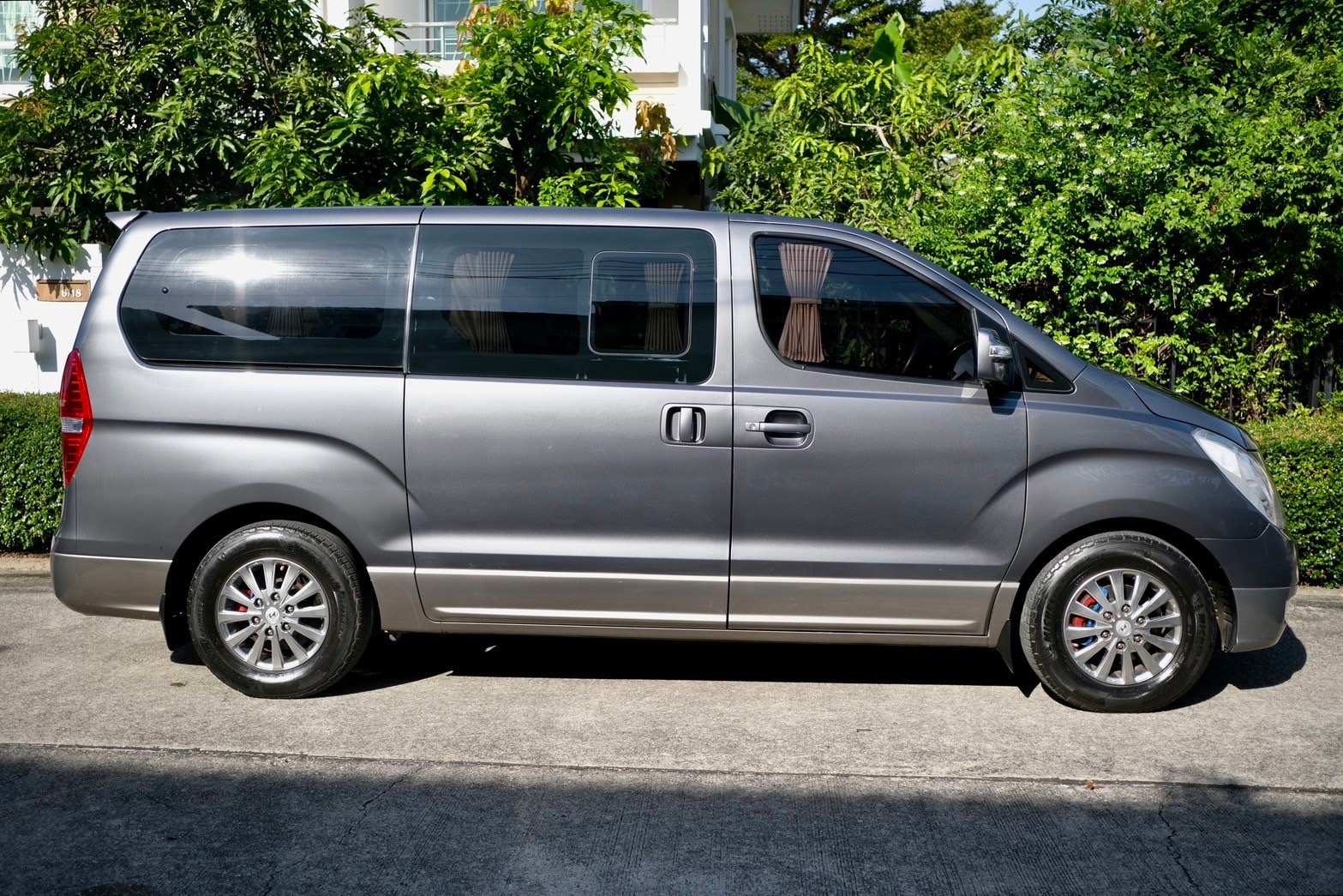 Hyundai H1 2.5 Deluxe ดีเซล ออโต้ 2009 เทา ไมล์: 10x,xxx กม