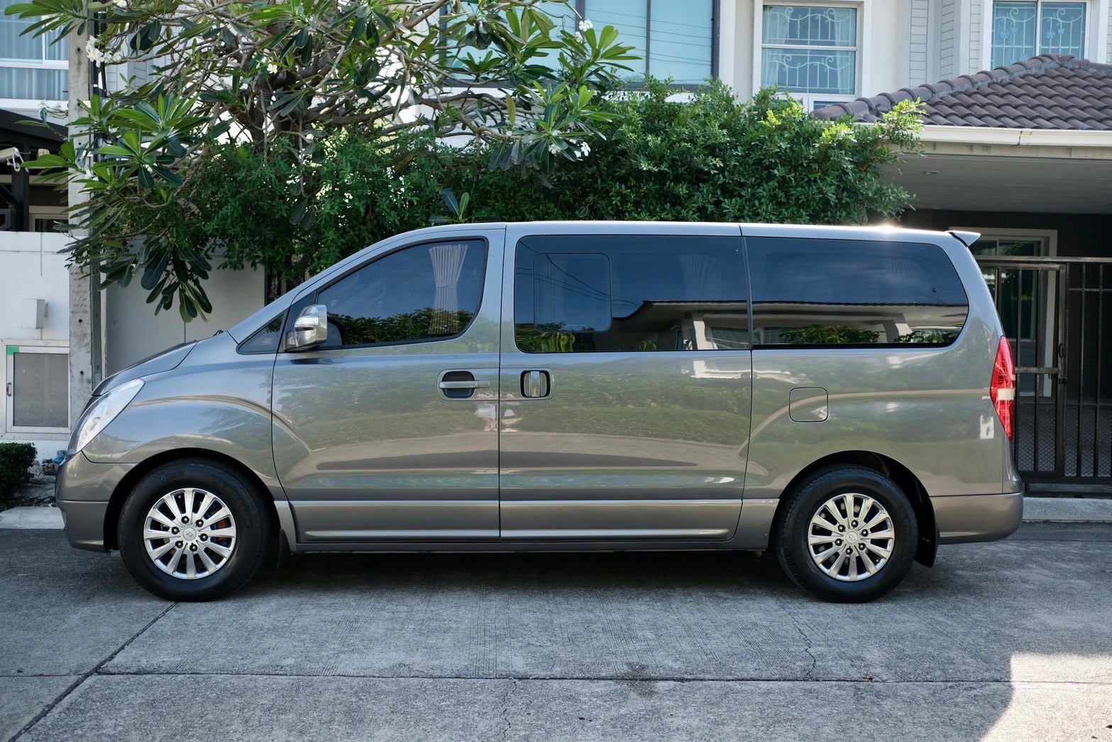 Hyundai H1 2.5 Deluxe ดีเซล ออโต้ 2009 เทา ไมล์: 10x,xxx กม