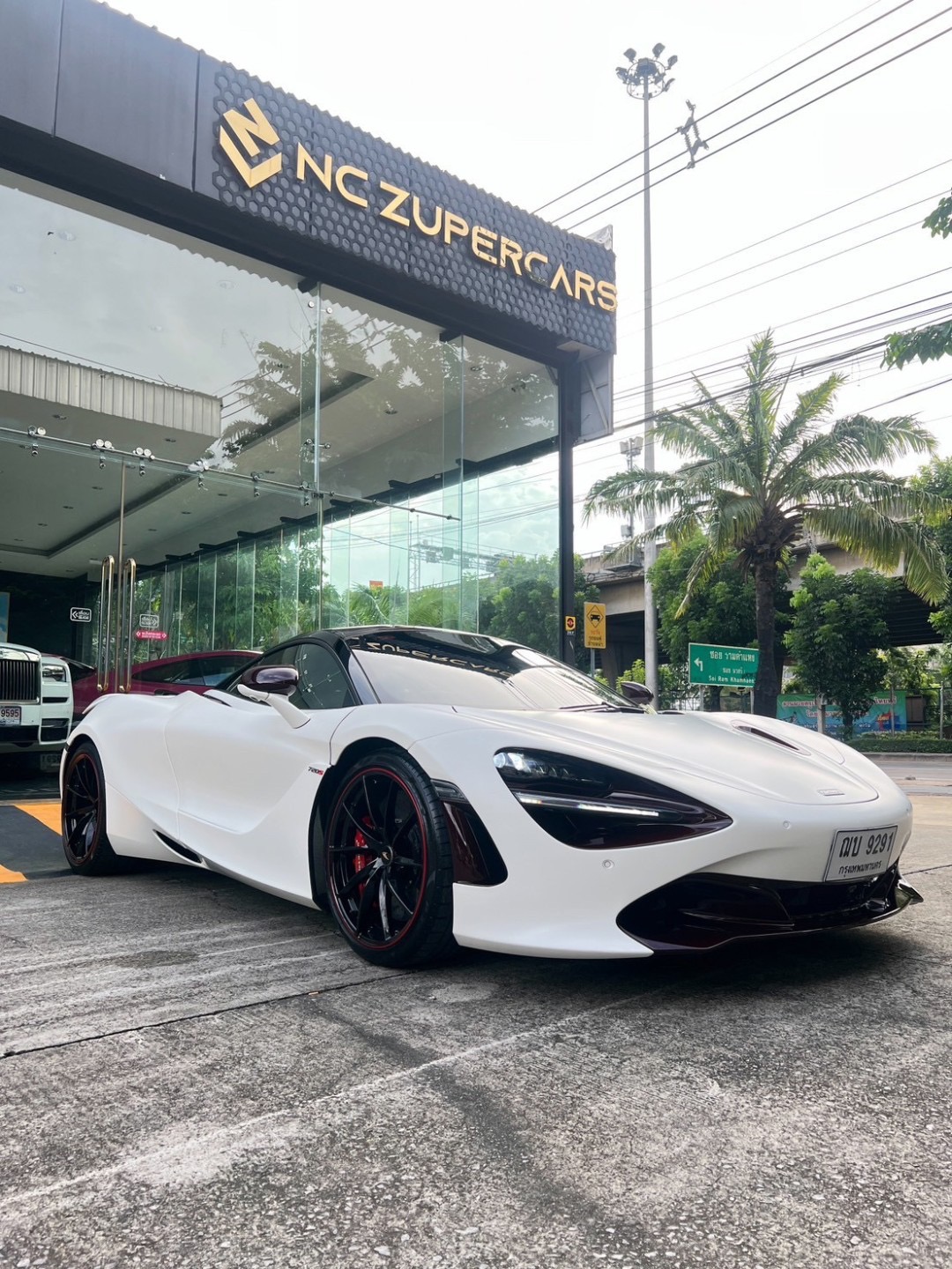 2021 McLaren 720S สีขาว