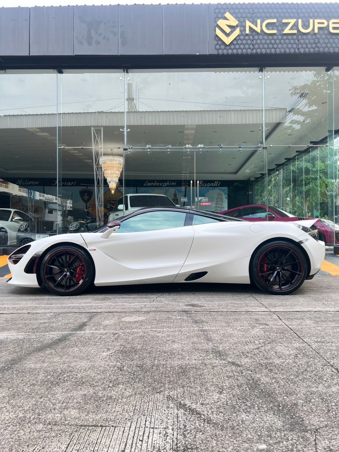 2021 McLaren 720S สีขาว