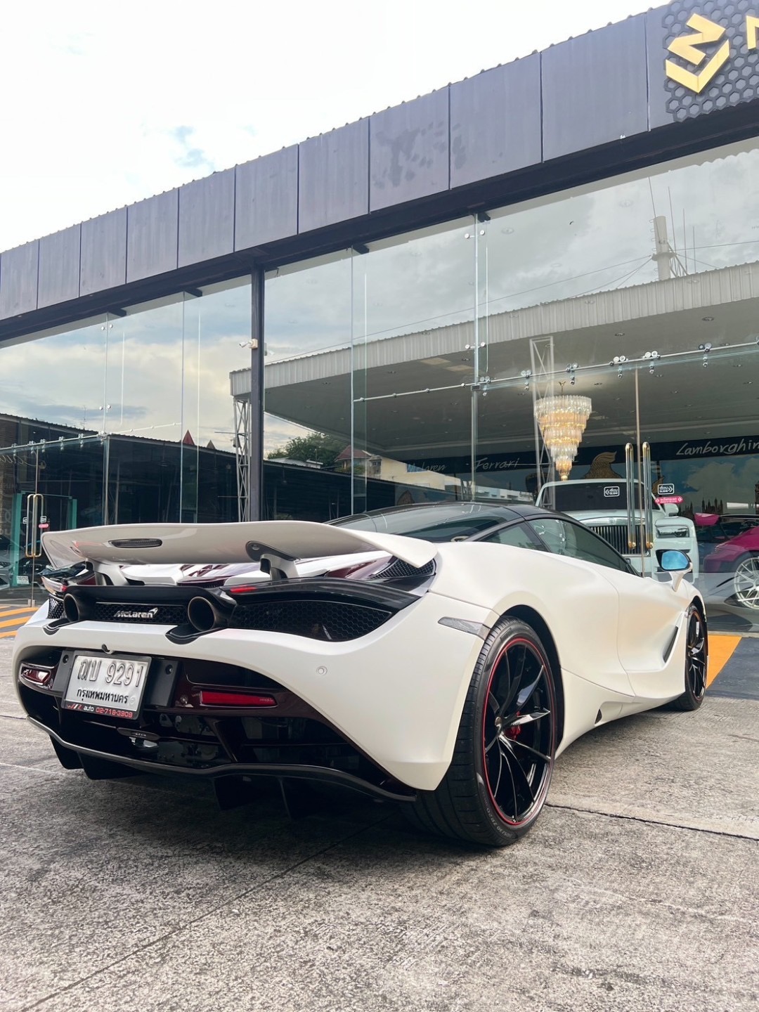 2021 McLaren 720S สีขาว