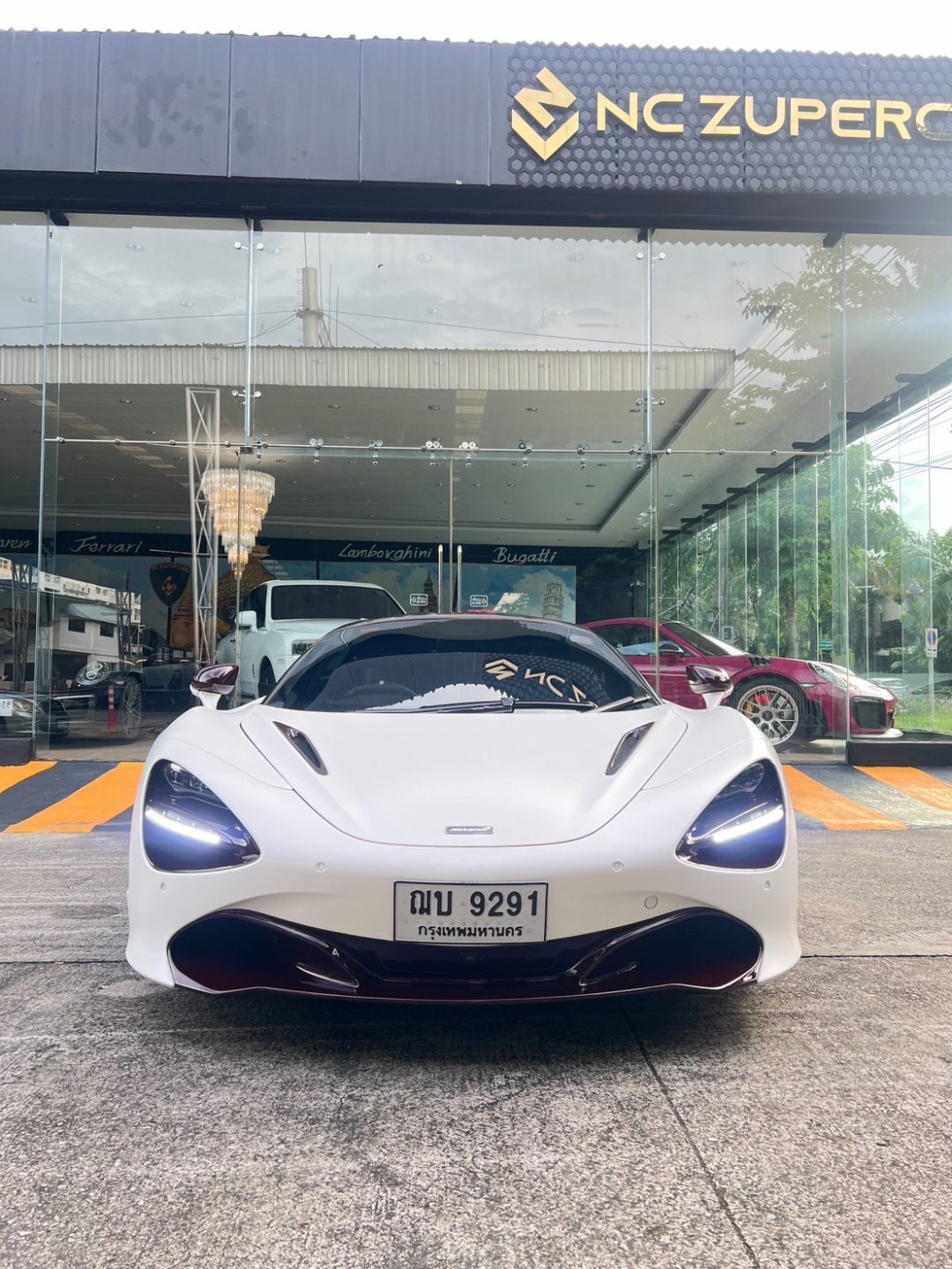 2021 McLaren 720S สีขาว