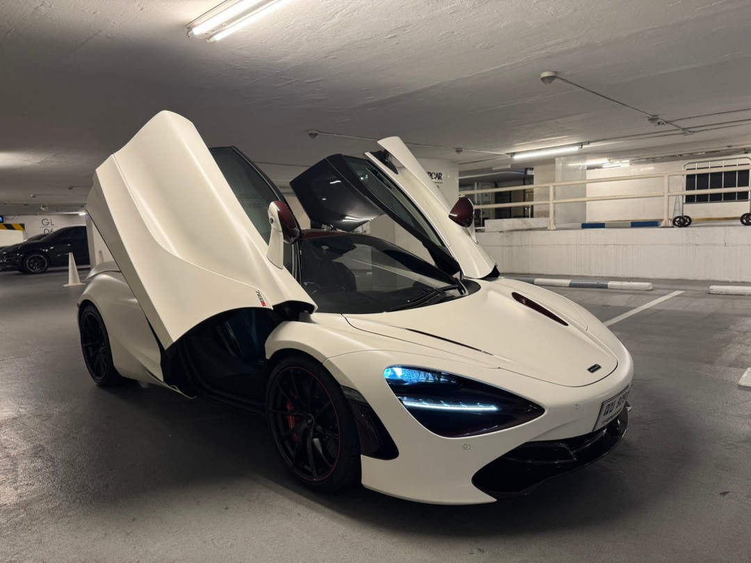 2021 McLaren 720S สีขาว