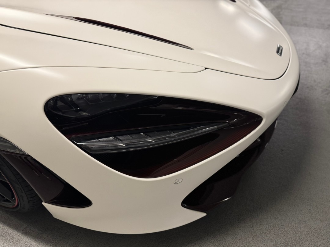 2021 McLaren 720S สีขาว