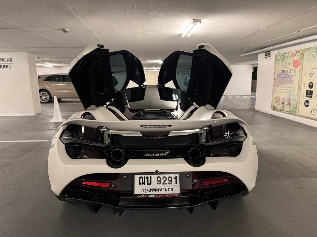 2021 McLaren 720S สีขาว