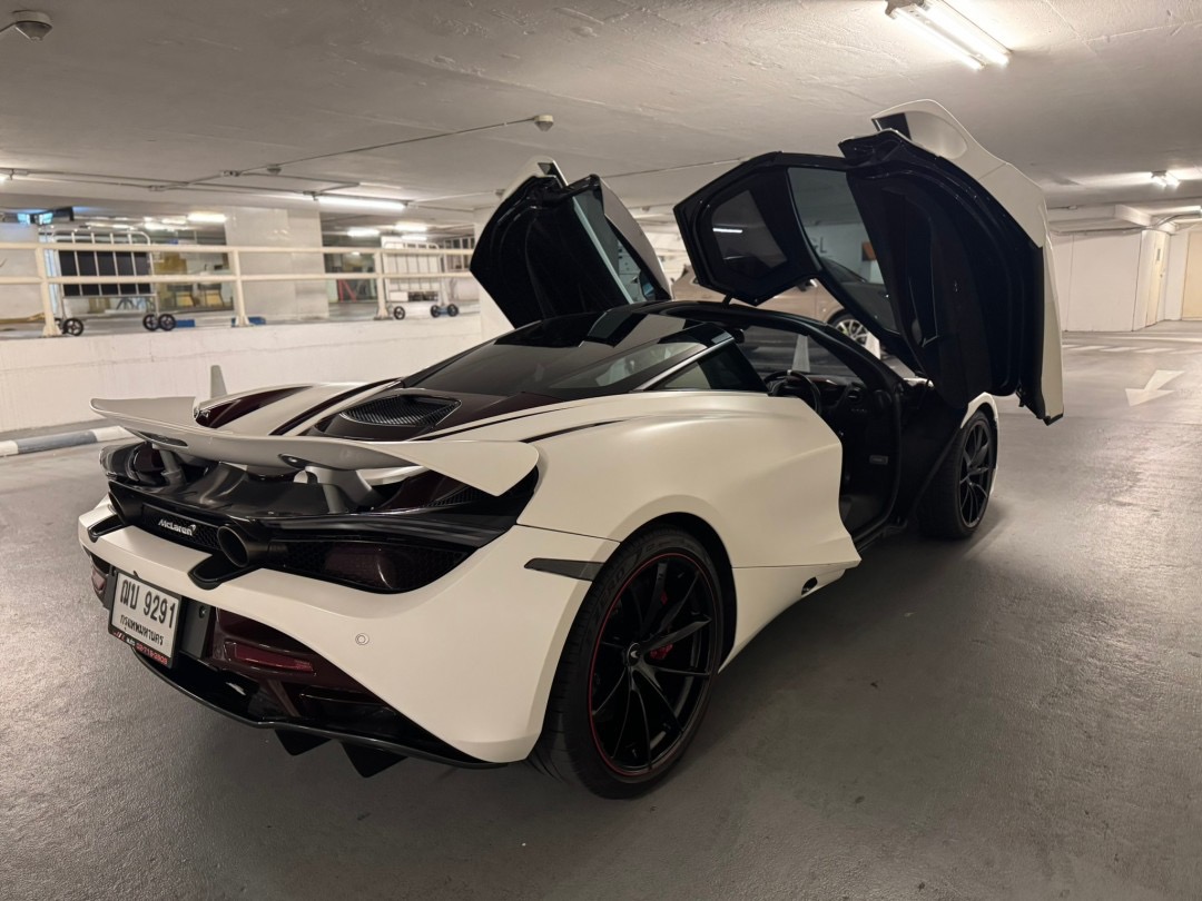 2021 McLaren 720S สีขาว