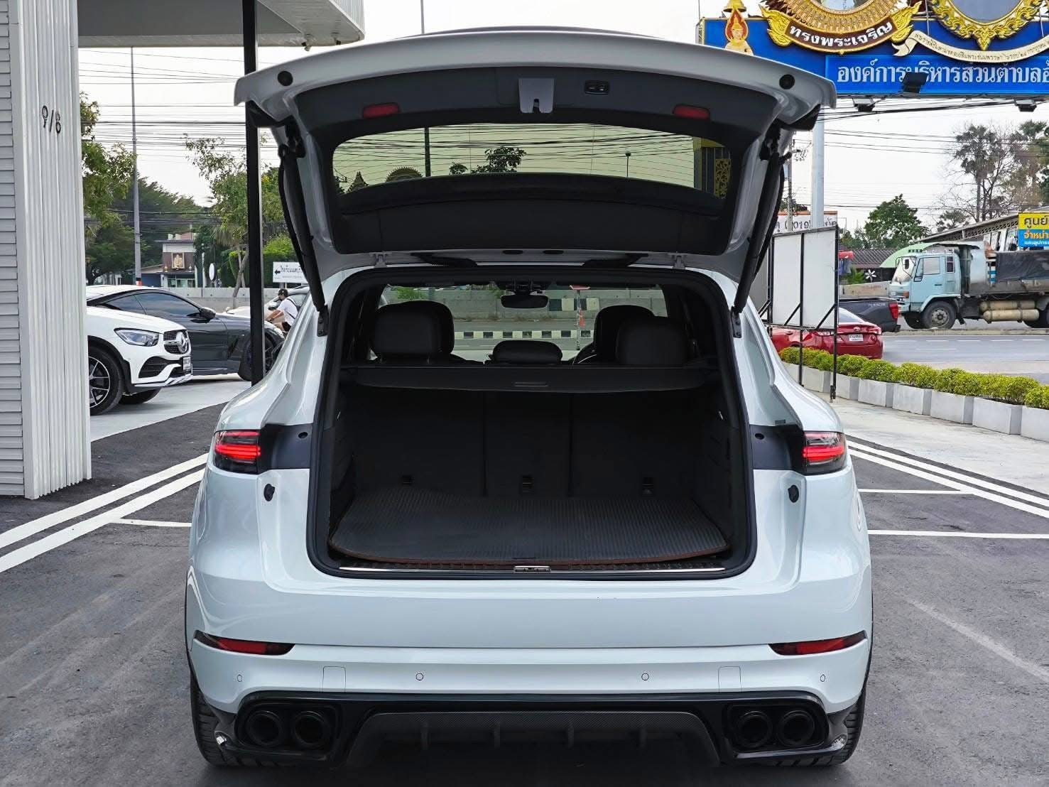 2019 Porsche Cayenne E-Hybrid สีขาว