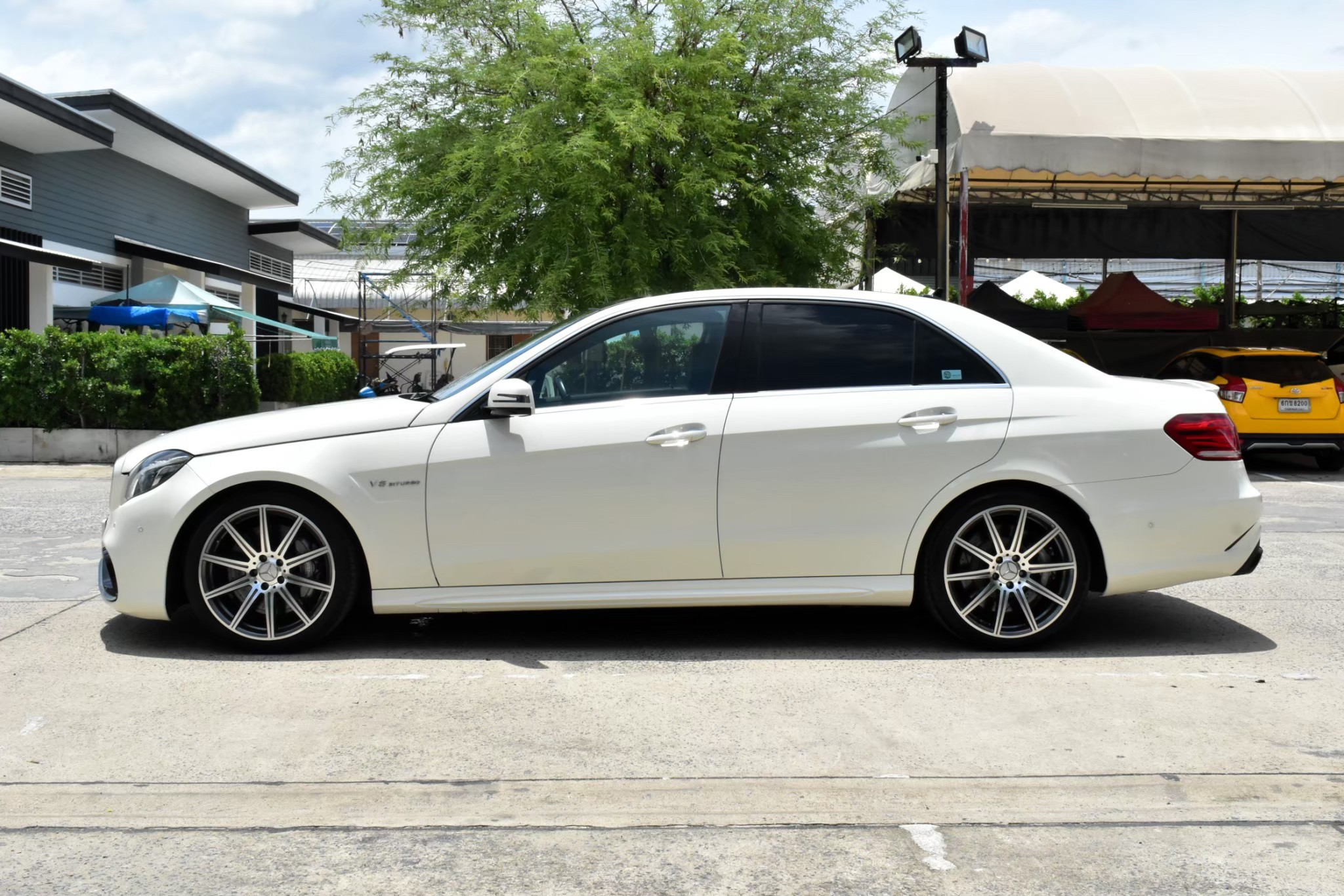 Mercedesbenz E63 AMG (E250 CGI) เกียร์:ออโต้ เครื่อง:เบนซิน สี:ขาว ปี:2011