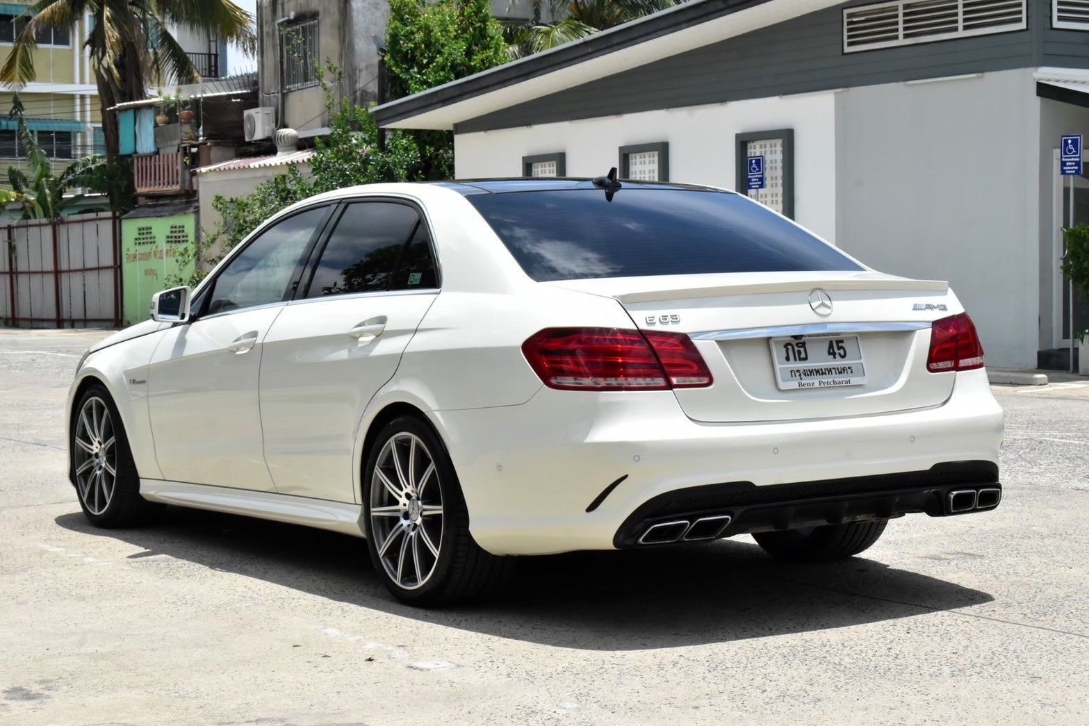 Mercedesbenz E63 AMG (E250 CGI) เกียร์:ออโต้ เครื่อง:เบนซิน สี:ขาว ปี:2011