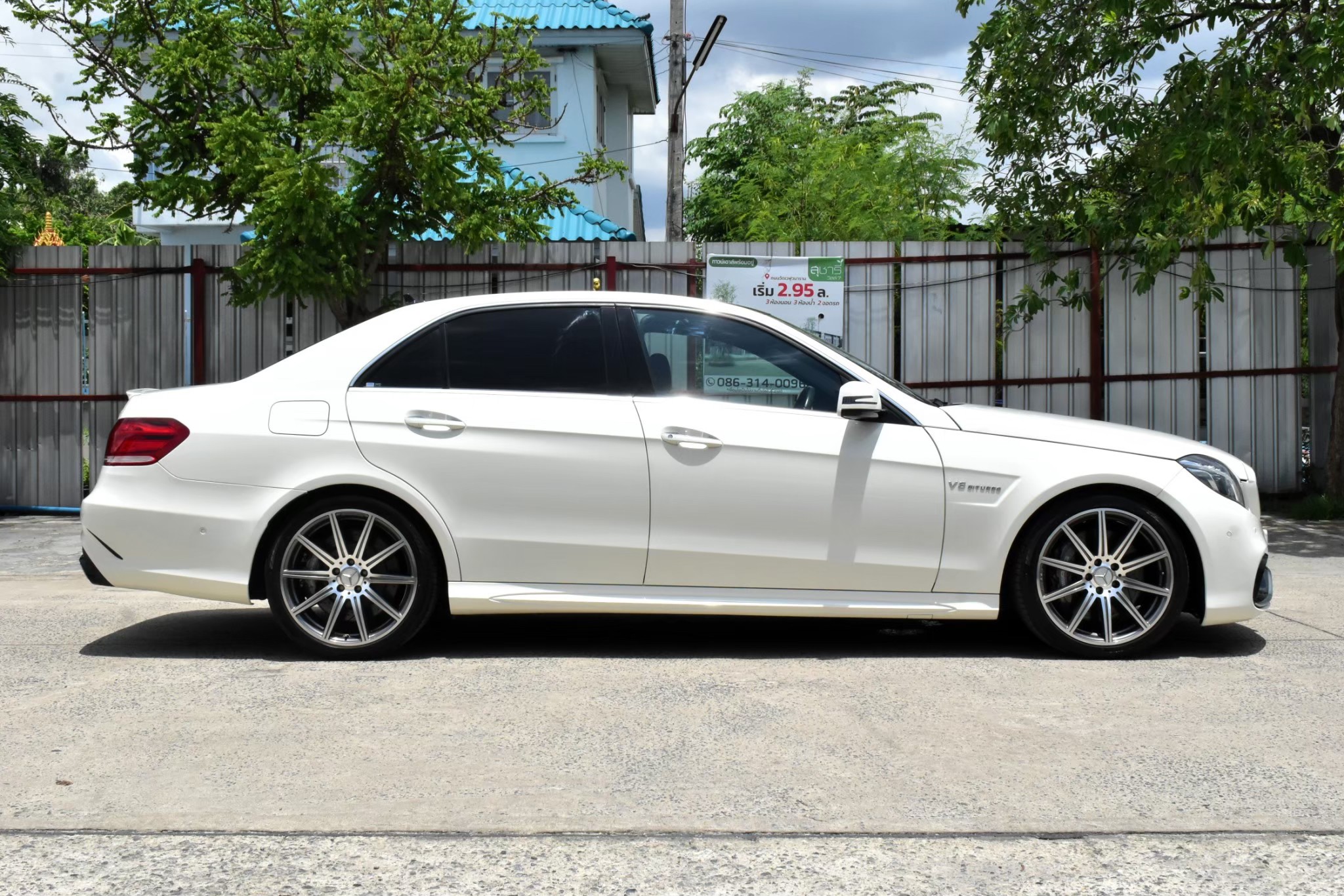 Mercedesbenz E63 AMG (E250 CGI) เกียร์:ออโต้ เครื่อง:เบนซิน สี:ขาว ปี:2011