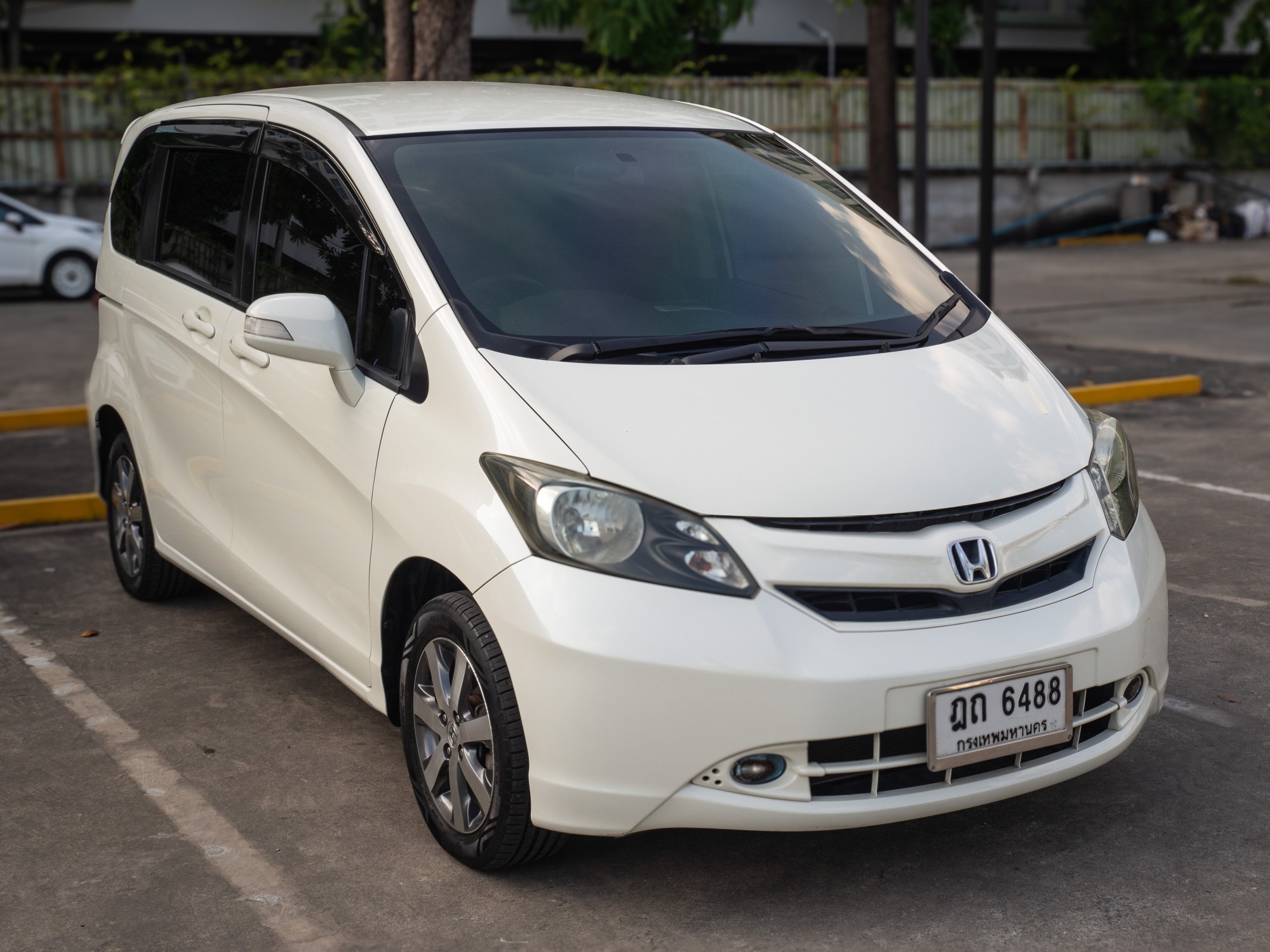 2010 Honda Freed สีขาว