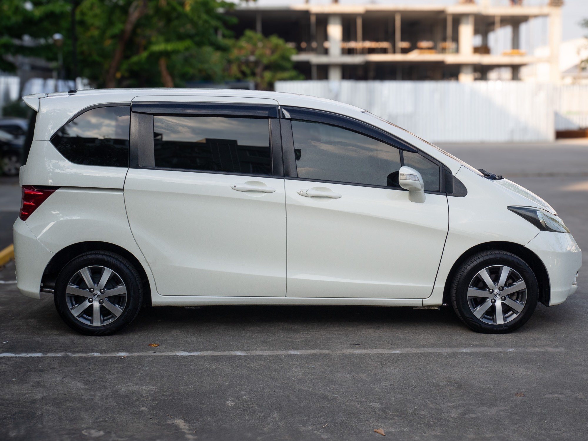 2010 Honda Freed สีขาว