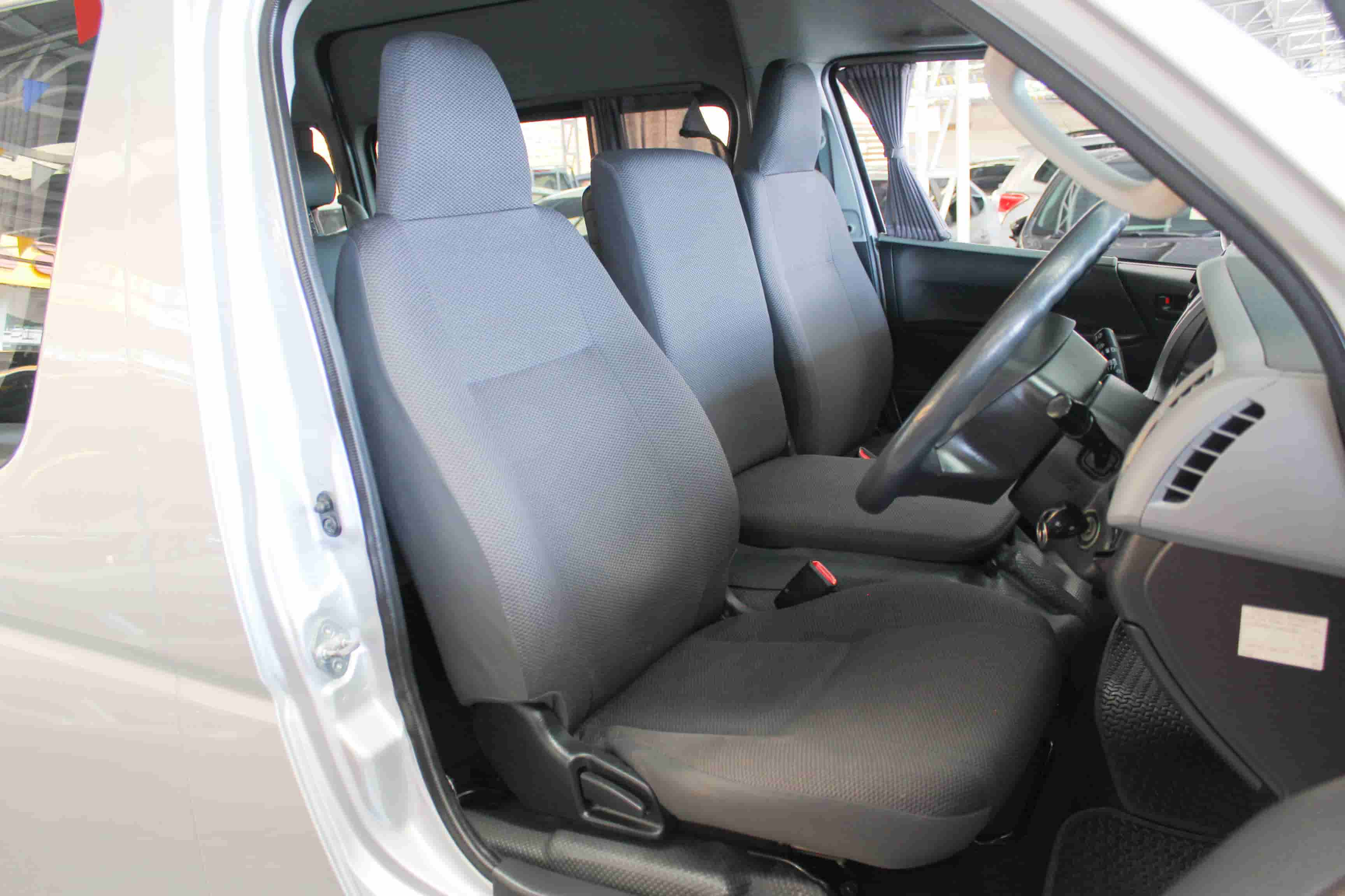 Toyota COMMUTER 2.5 GL ปี 2012 สีเงิน