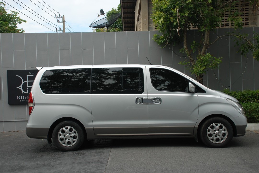 2010 จด 2011 Hyundai H-1 2.5 Deluxe รถยนต์ 11 ที่นั่ง รถครอบครัว ราคาพิเศษ