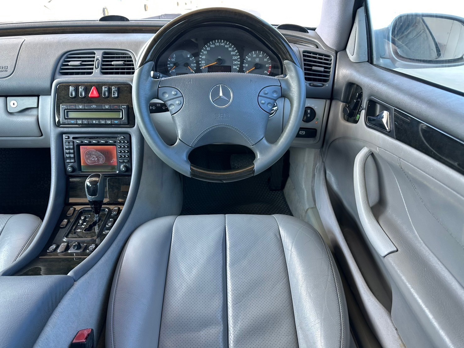 2003 Mercedes-Benz CLK-Class W208 CLK230 สีเงิน