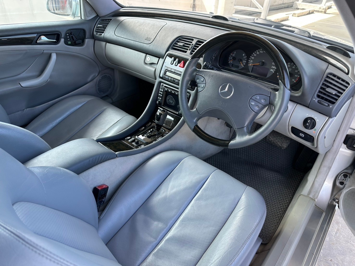 2003 Mercedes-Benz CLK-Class W208 CLK230 สีเงิน