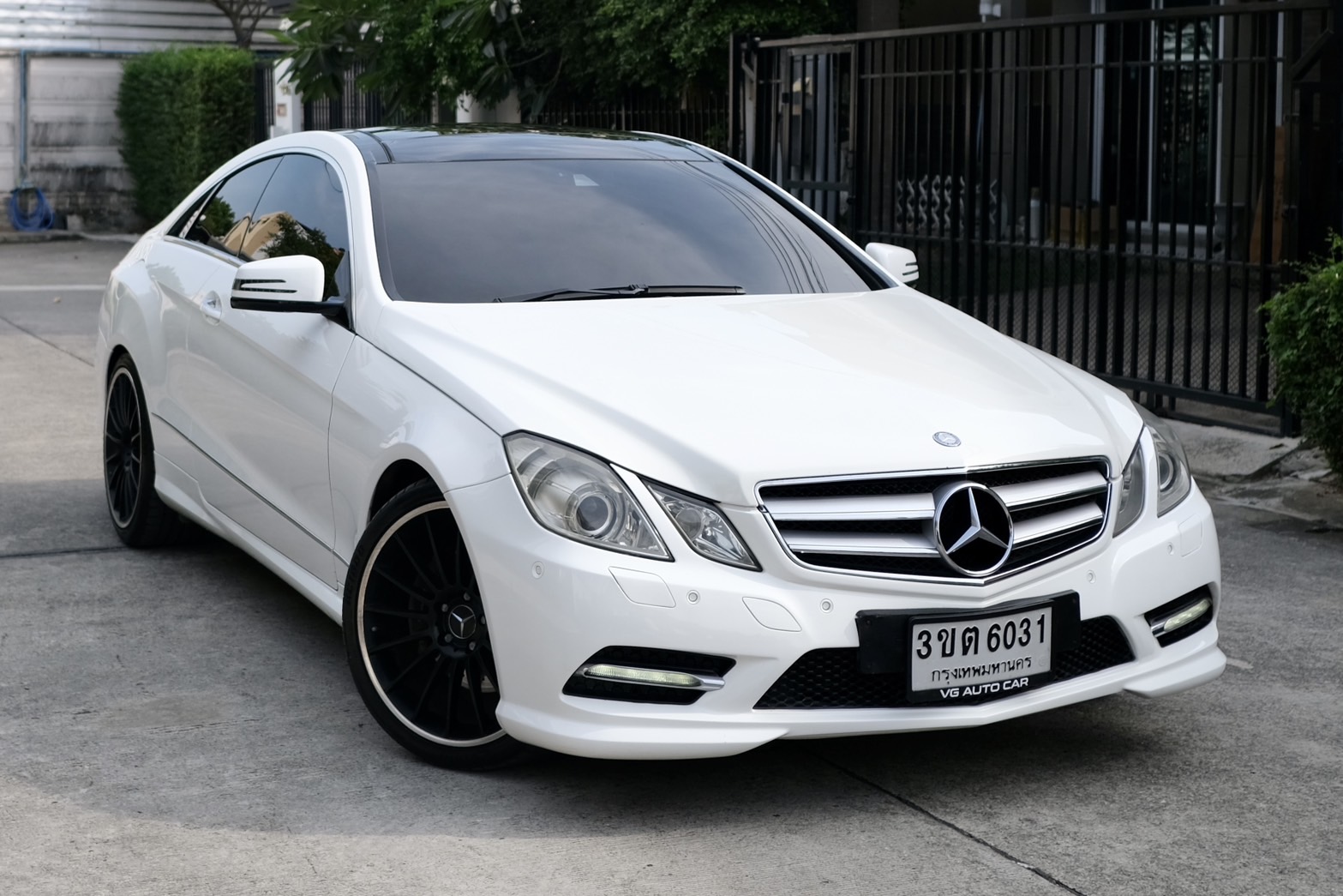 Mercedes-benz E200 CGI COUPE เครื่องยนต์: เบนซิน เกียร์:AT ปี: 2013 สี:ขาว ไมล์:9x,xxx Km.