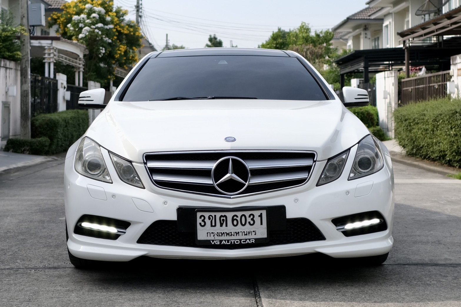 Mercedes-benz E200 CGI COUPE เครื่องยนต์: เบนซิน เกียร์:AT ปี: 2013 สี:ขาว ไมล์:9x,xxx Km.