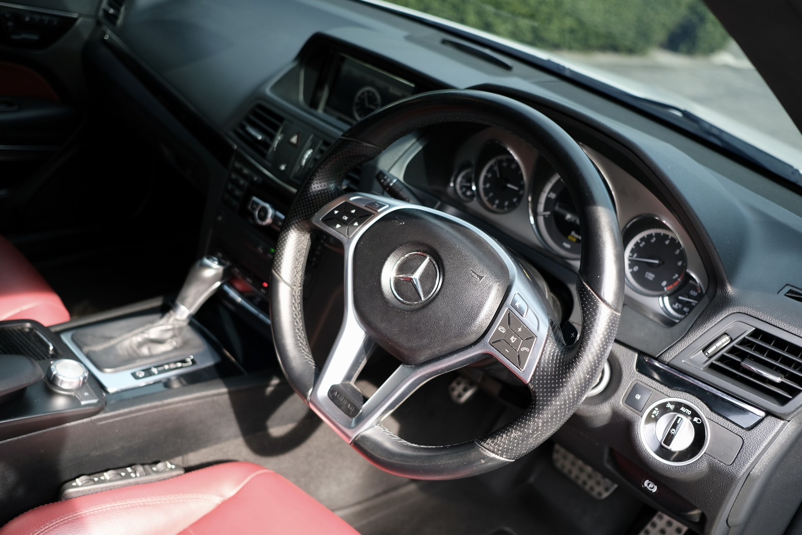 Mercedes-benz E200 CGI COUPE เครื่องยนต์: เบนซิน เกียร์:AT ปี: 2013 สี:ขาว ไมล์:9x,xxx Km.