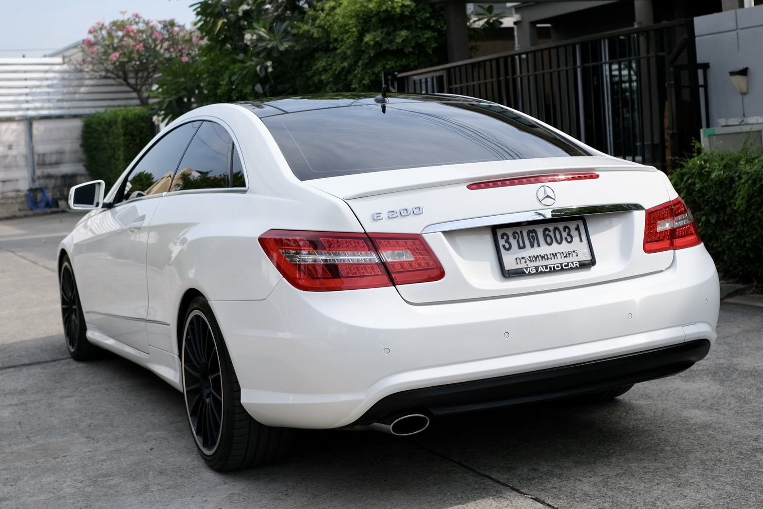 Mercedes-benz E200 CGI COUPE เครื่องยนต์: เบนซิน เกียร์:AT ปี: 2013 สี:ขาว ไมล์:9x,xxx Km.