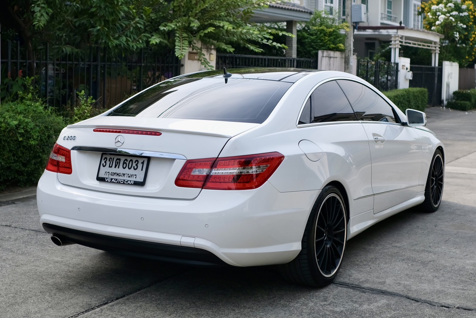 Mercedes-benz E200 CGI COUPE เครื่องยนต์: เบนซิน เกียร์:AT ปี: 2013 สี:ขาว ไมล์:9x,xxx Km.